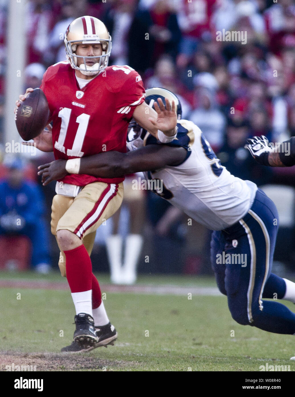 San Francisco 49ers QB Alex Smith (11) wird von St. Louis Rams James Hall im dritten Quartal sacked an Candlestick Park in San Francisco am 4. Dezember 2011. Die 49ers besiegten die Rams 26-0 die NFC West zu klammern. UPI/Terry Schmitt Stockfoto