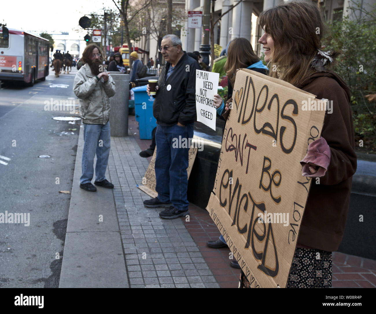 Zwei besetzen San Francisco Demonstranten halten Schilder auf der Market Street nach Polizei überfiel und die Feldlager in Justin Herman Plaza in den frühen Morgenstunden des 7. Dezember demontiert, 2011 in San Francisco. Polizei 70 Festnahmen. UPI/Terry Schmitt Stockfoto