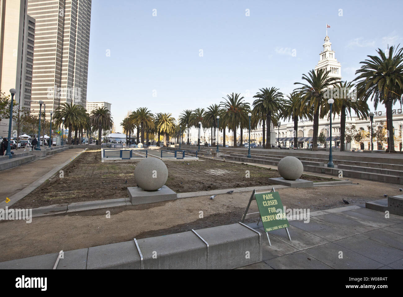 Ein einsames Schild sitzt in Justin Herman Plaza, wo die besetzen San Francisco encampment verwendet am 7. Dezember 2011 in San Francisco zu liegen. Polizei überfiel und das Lager in den frühen Morgenstunden und 70 Festnahmen demontiert. UPI/Terry Schmitt Stockfoto