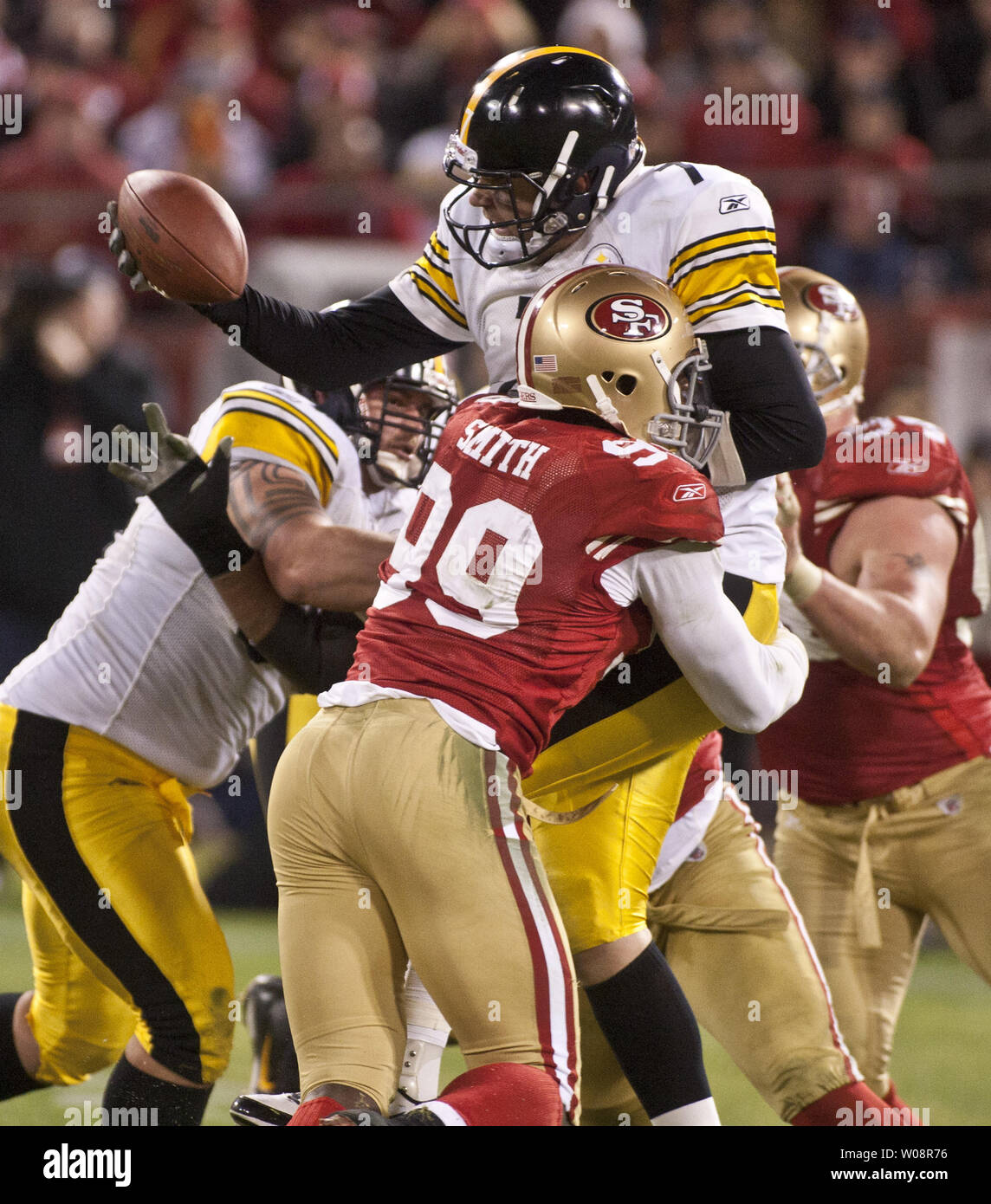 Pittsburgh Steelers QB Ben Roethlisberger, verliert den Ball, als er durch die San Francisco 49ers im Candlestick Park in San Francisco am 19. Dezember 2011 betroffen ist. Die 49ers besiegten die Steelers 20-3. UPI/Terry Schmitt Stockfoto