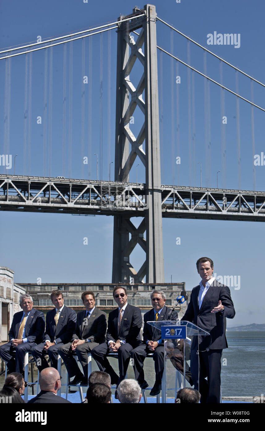 Kalifornien Vizegouverneur Gavin Newsom spricht vor der Bay Bridge über die Pläne für die Golden State Warriors eine neue Arena am Wasser in San Francisco am 22. Mai 2012 zu bauen. Es ist geplant, die neue Anlage in der Zeit für die NBA Saison 2017-18 offen zu sein. UPI/Terry Schmitt Stockfoto