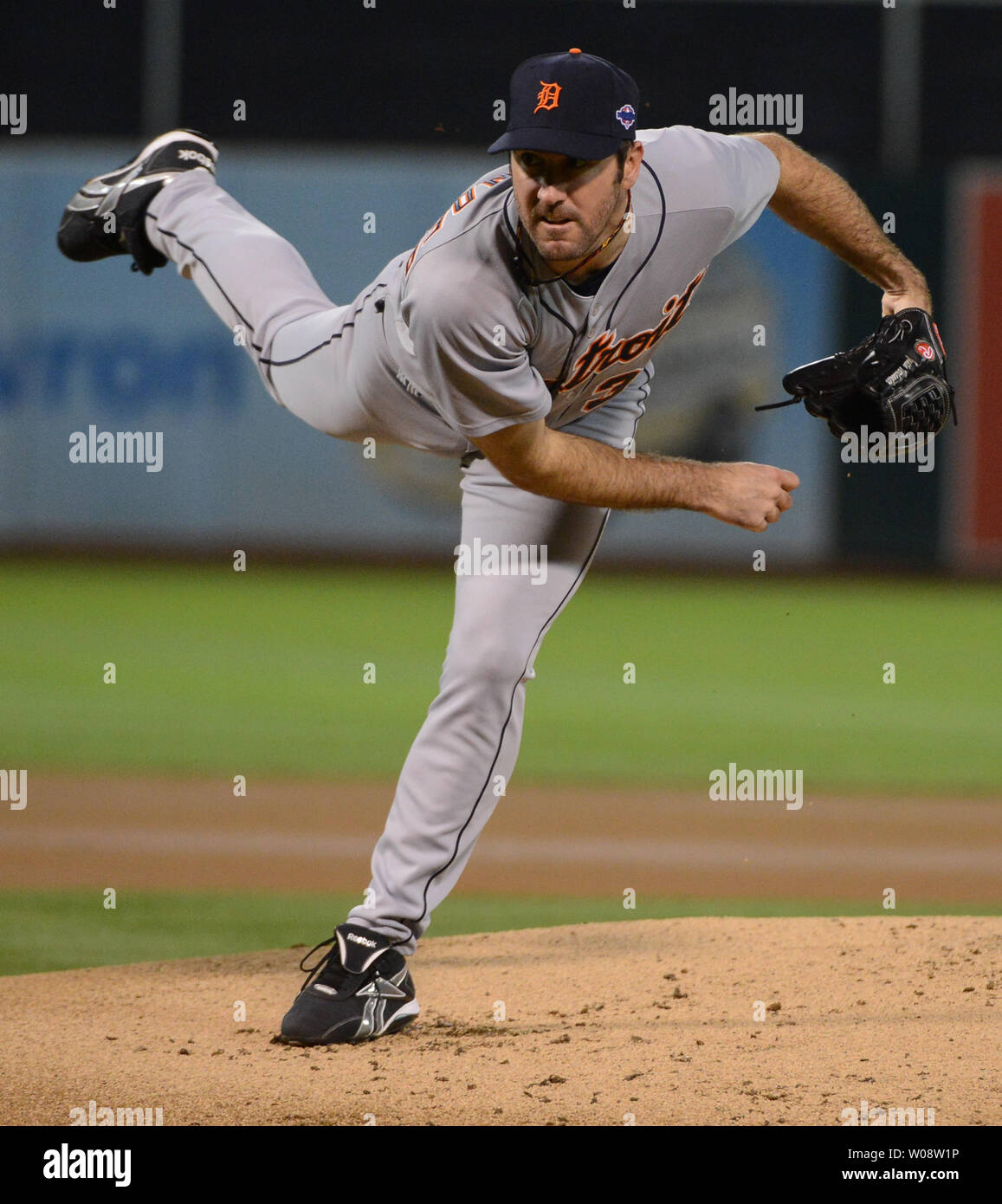 Detroit Tiger Justin Verlander wirft der Oakland A's im ersten Inning von Spiel vier der American League Divisional Series am Oakland Coliseum in Oakland, Kalifornien am 11. Oktober 2012. UPI/Terry Schmitt Stockfoto