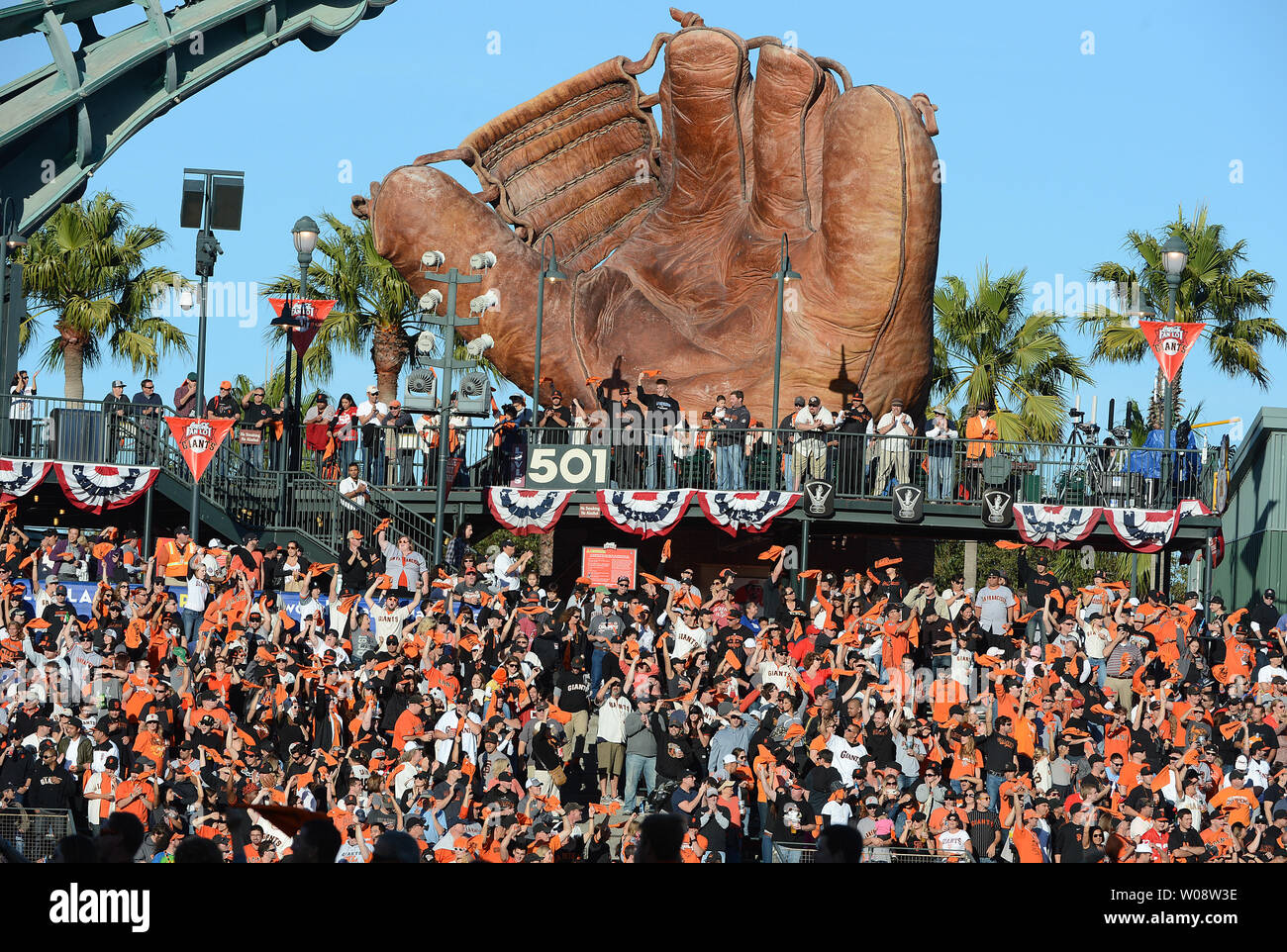 Fans jubeln wie die Teams sind auf Spiel eins der National League Championship Series bei AT&T Park in San Francisco am 14. Oktober 2012 eingeführt. UPI/Terry Schmitt Stockfoto