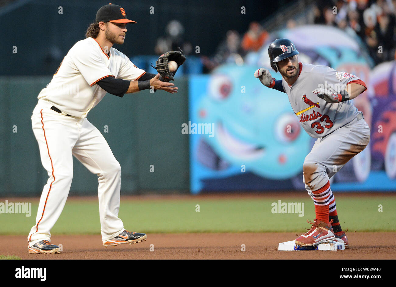 St. Louis Cardinals Daniel Descalo verdoppelt gegen San Francisco Giants shortstop Brandon Crawford im vierten Inning während des Spiels eine der National League Championship Series bei AT&T Park in San Francisco am 14. Oktober 2012. UPI/Terry Schmitt Stockfoto