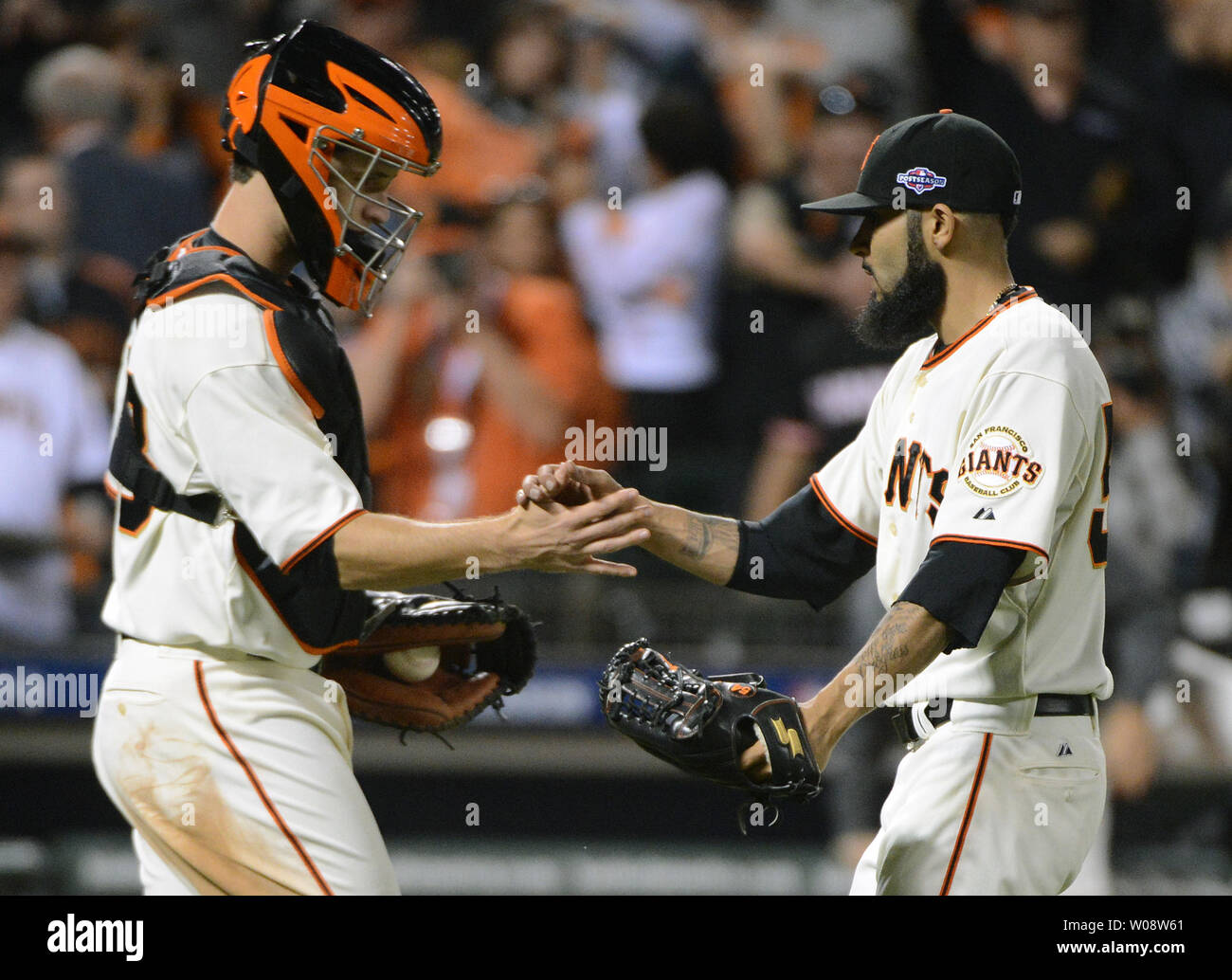 San Francisco Giants catcher Buster Posey schüttelt Hände mit Helfer Sergio Romo, der den neunten Inning gegen die St. Louis Cardinals in Spiel zwei der National League Championship Series lagerten sich bei AT&T Park in San Francisco am 15. Oktober 2012. Die Riesen schlagen die Kardinäle 7-1 noch die Reihe bei 1-1. UPI/Terry Schmitt Stockfoto