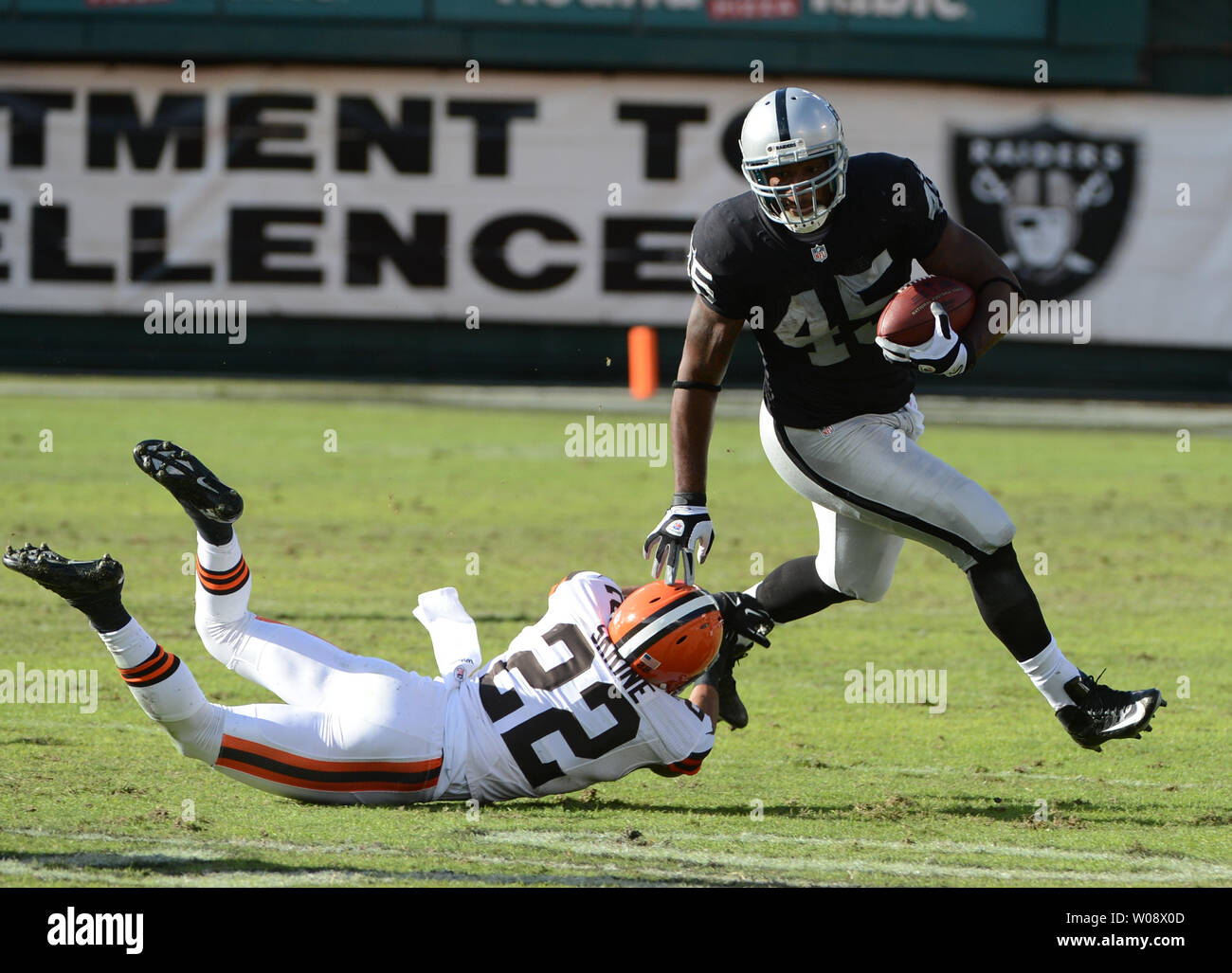 Oakland Raiders Marcel Reese (45) entzieht sich Cleveland Browns Buster Skrine (22) im ersten Quartal an O. co Coliseum in Oakland, Kalifornien am Dezember 2, 2012. Das Braun besiegt die Räuber 20-17. UPI/Terry Schmitt Stockfoto