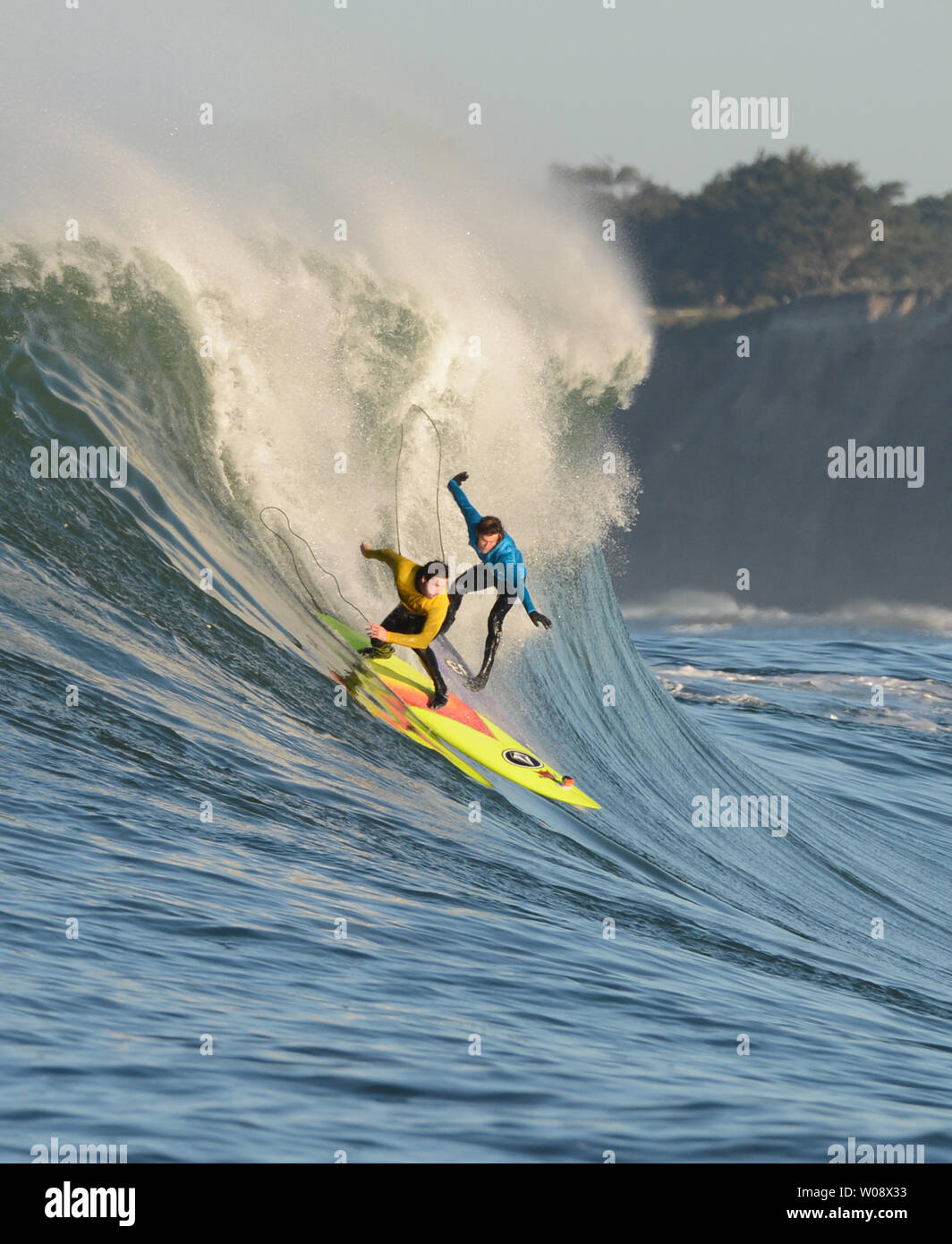 Ken Collins (L) und Rusty Lange eine Welle in der ersten Hitze der Mavericks Einladungs Big Wave surfen Wettbewerb am 20 Januar, 2013 in Half Moon Bay, Kalifornien fahren. UPI/Terry Schmitt Stockfoto