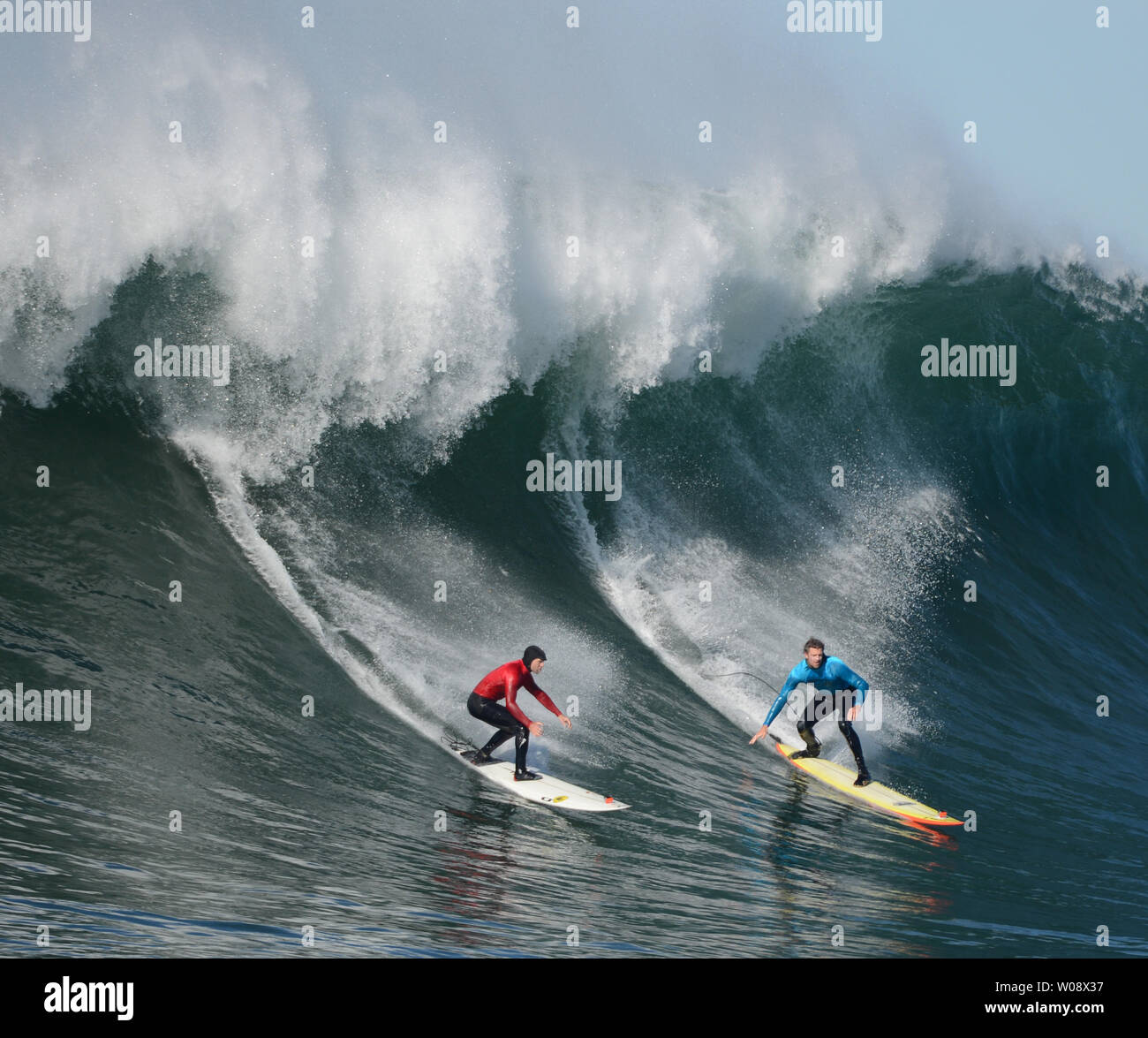 Alex Martins, Rot, und Shane Desmond eine Welle in der ersten Runde der Mavericks Einladungs Big Wave surfen Wettbewerb am 20 Januar, 2013 in Half Moon Bay, Kalifornien fahren. UPI/Terry Schmitt Stockfoto
