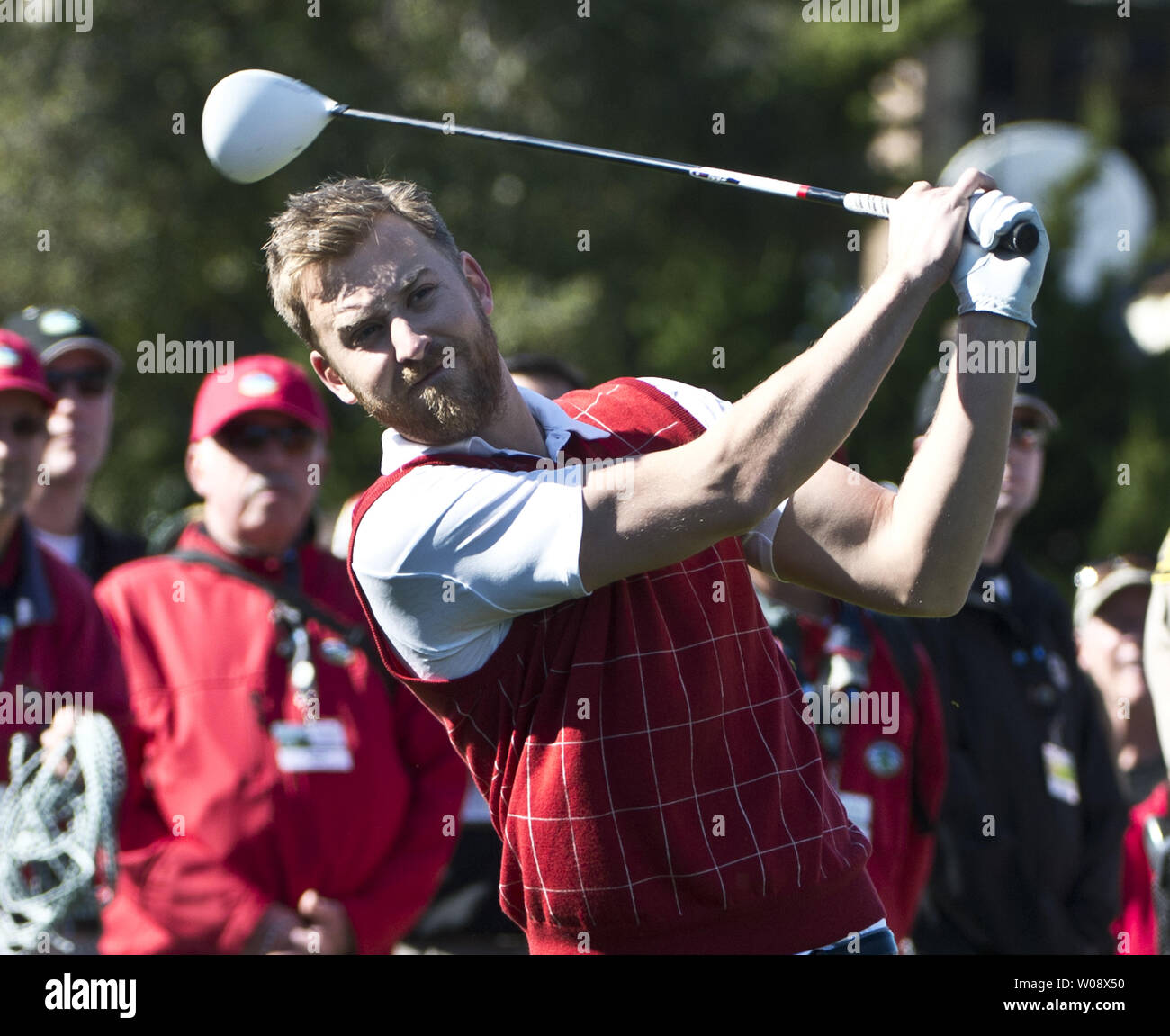 Musiker Charles Kelley von Lady Antebellum zweigt weg auf der ersten Bohrung an der 3M Berühmtheit Herausforderung in den Auftakt zu den AT&T Pro-am in Pebble Beach, Kalifornien, am 6. Februar 2013. UPI/Terry Schmitt Stockfoto