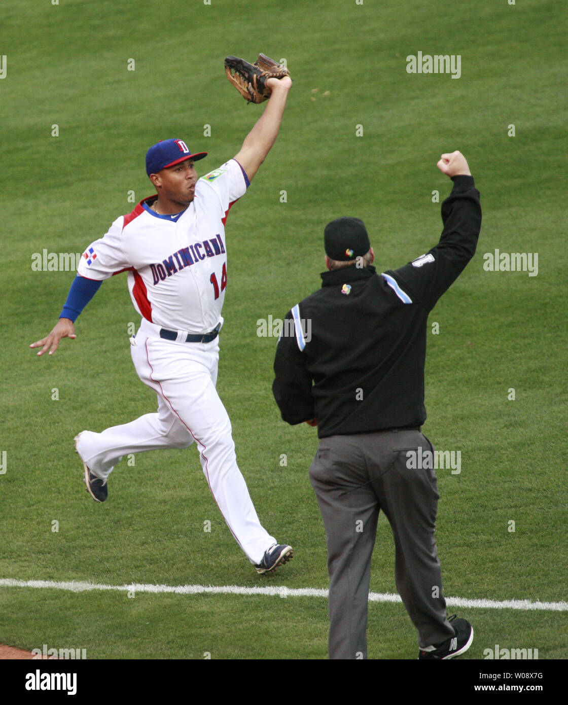 Der Dominikanischen Republik LF Ricardo Nanita hält die Kugel nach einem Foul Ball von niederländischen Andruw Jones als Umpire Bill Miller Signale aus im ersten Inning, der im Halbfinale der World Baseball Classic bei AT&T Park in San Francisco am 18. März 2013. Dominikanische Republik Niederlande 4-1 besiegte. UPI/Bruce Gordon Stockfoto