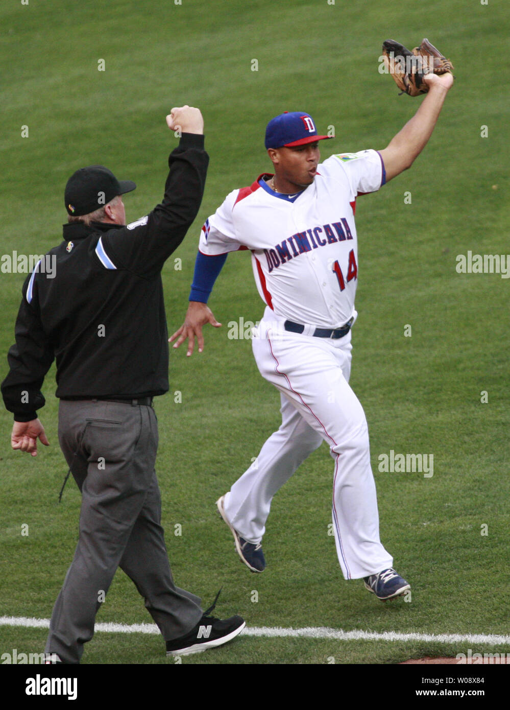 Der Dominikanischen Republik LF Ricardo Nanita hält die Kugel nach einem Foul Ball von niederländischen Andruw Jones als Umpire Bill Miller Signale aus im ersten Inning, der im Halbfinale der World Baseball Classic bei AT&T Park in San Francisco am 18. März 2013. Dominikanische Republik Niederlande 4-1 besiegte. UPI/Bruce Gordon Stockfoto