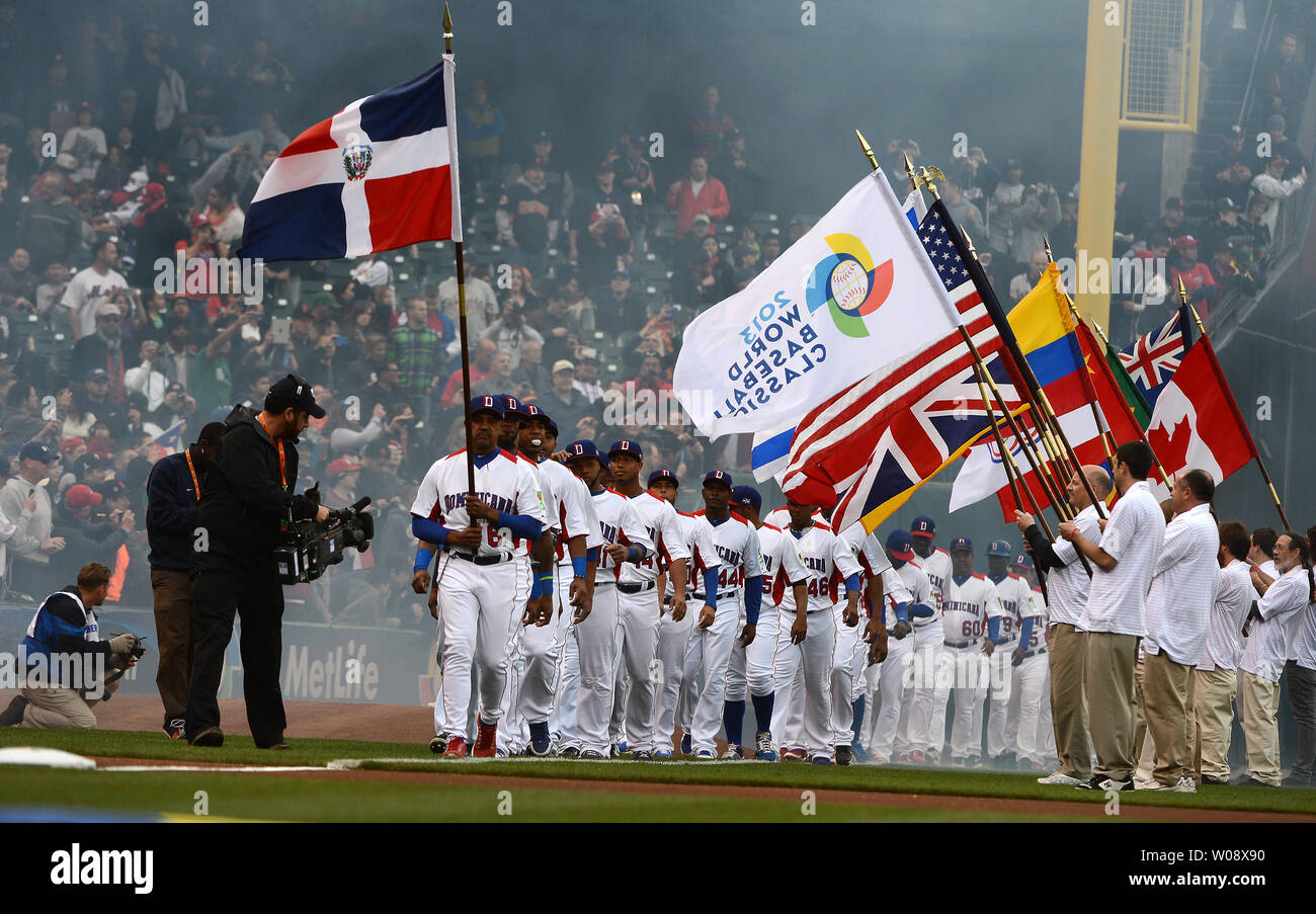 Die Dominikanische Republik national Baseball Teams Paraden auf das Feld für den World Baseball Classic Meisterschaft bei AT&T Park in San Francisco am 19. März 2013. UPI/Terry Schmitt Stockfoto