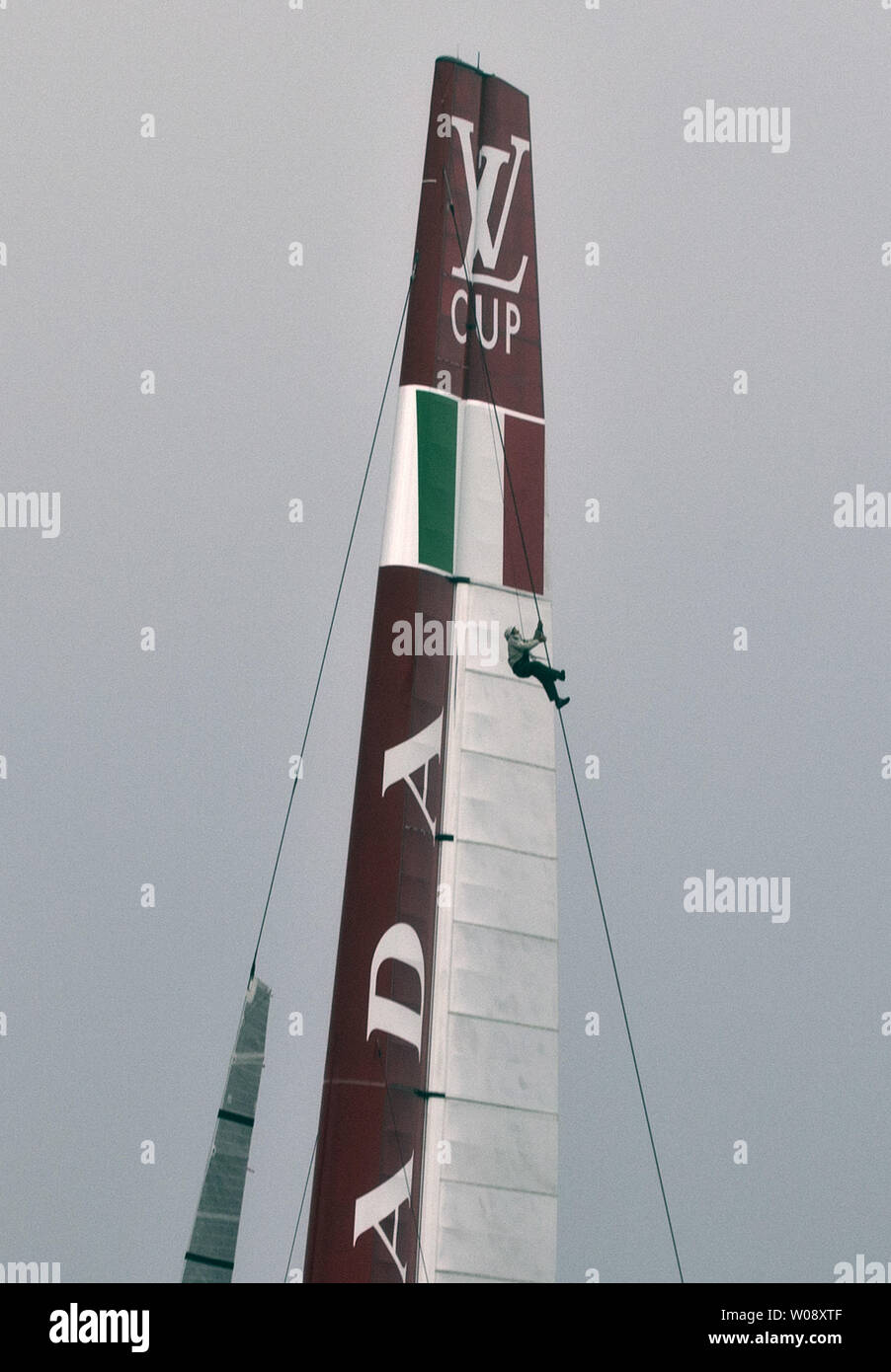 Ein Besatzungsmitglied des Italienischen Luna Rossa Challenge klettert an die Spitze der Segel als das italienische Team rigs ein gennaker für wenig Wind vor racing Emirate Neuseeland Im achten und letzten Rennen des Louis Vuitton Cup in San Francisco am 25. August 2013 zu kompensieren. Die Kiwis gewann das Beste von 13 Serie 7-1 den Kelch weiter zu rennen Oracle Team USA zu gewinnen und im America's Cup. UPI/Terry Schmitt Stockfoto