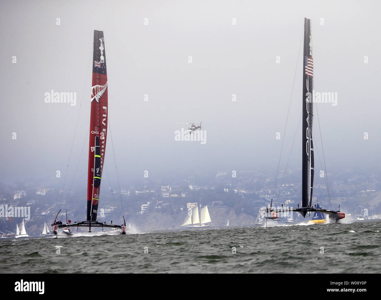 Emirate Neuseeland (L) und Oracle Team USA der Beginn der Rennen vier des America's Cup in der Bucht von San Francisco am 8. September 2013. Die USA geweißt, ihren ersten Sieg in Rennen 4. UPI/Terry Schmitt Stockfoto