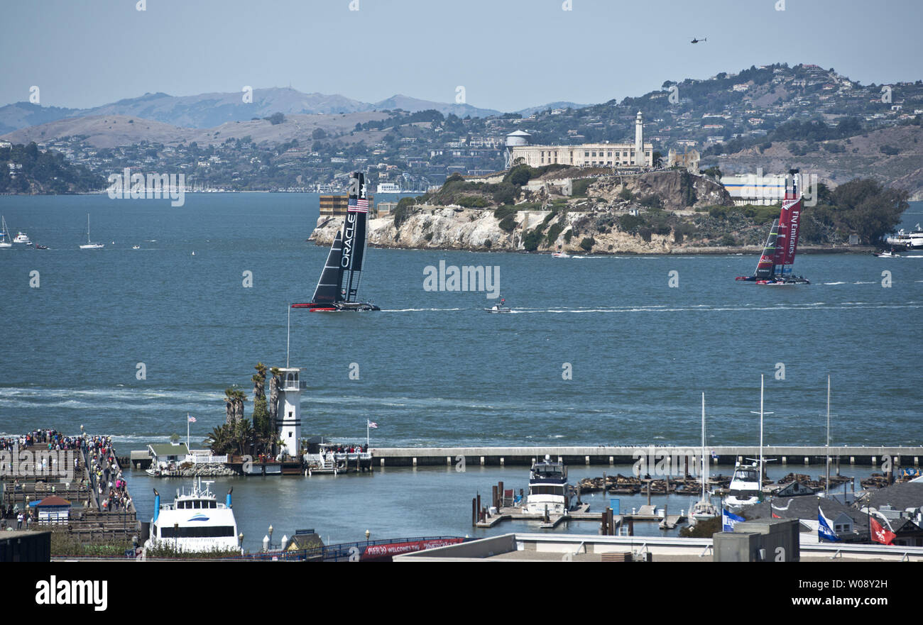 Emirate Neuseeland (R) und Oracle Team USA Segeln auf der Luv Teil der sechs Rennen des America's Cup in der Bucht von San Francisco am 12. September 2013. Die Kiwis kam von hinten, von großen Heften auf der Kreuz zu gewinnen und fegte die Tag Rennen gewinnen Sechs und Sieben. UPI/Terry Schmitt Stockfoto