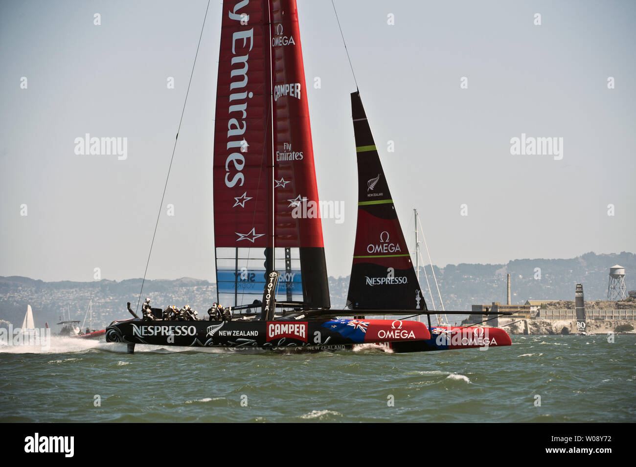 Emirate Neuseeland wärmt für 11 Rennen des America's Cup gegen Oracle Team USA in der Bucht von San Francisco am 17. September 2013. Übermäßiger Wind verursacht eine Verschiebung der Rennen 11. UPI/Terry Schmitt Stockfoto