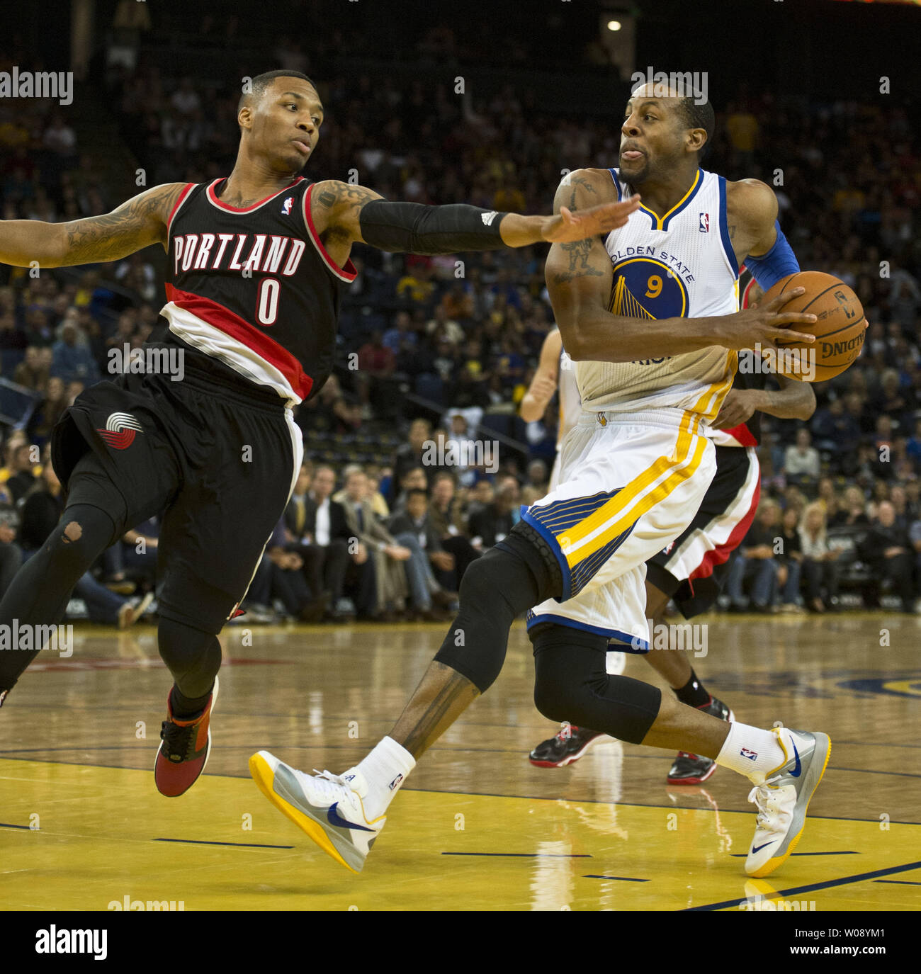 Golden State Warriors Andre Iguodala (9) treibt über die Portland Trail Blazers Damian Lillard im vierten Zeitraum in der Oracle Arena in Oakland, Kalifornien am 24. Oktober 2013. Die Trail Blazers besiegt die Krieger 90-74 in der preseason Spiel. UPI/Terry Schmitt Stockfoto