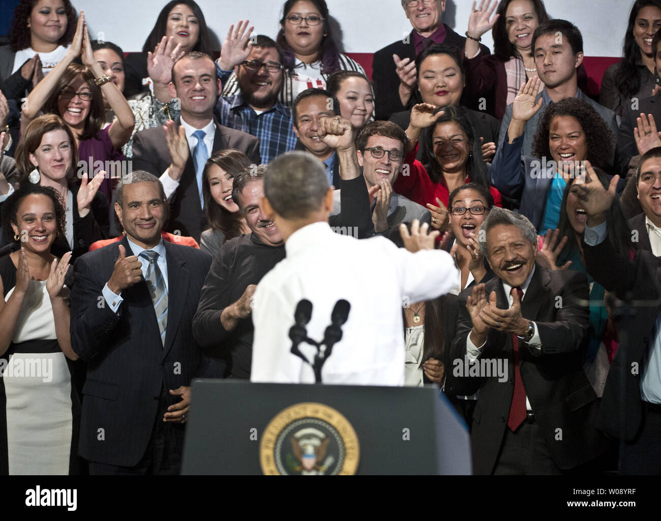 Präsident Barack Obama grüßt eine Masse an der Betty Ann Ong chinesischen Recreation Center in San Francisco am 25. November 2013. Obama sprach über das Abkommen mit dem Iran und forderte die Republikaner im Repräsentantenhaus neue Zuwanderungsgesetz zu sichern. UPI/Terry Schmitt Stockfoto