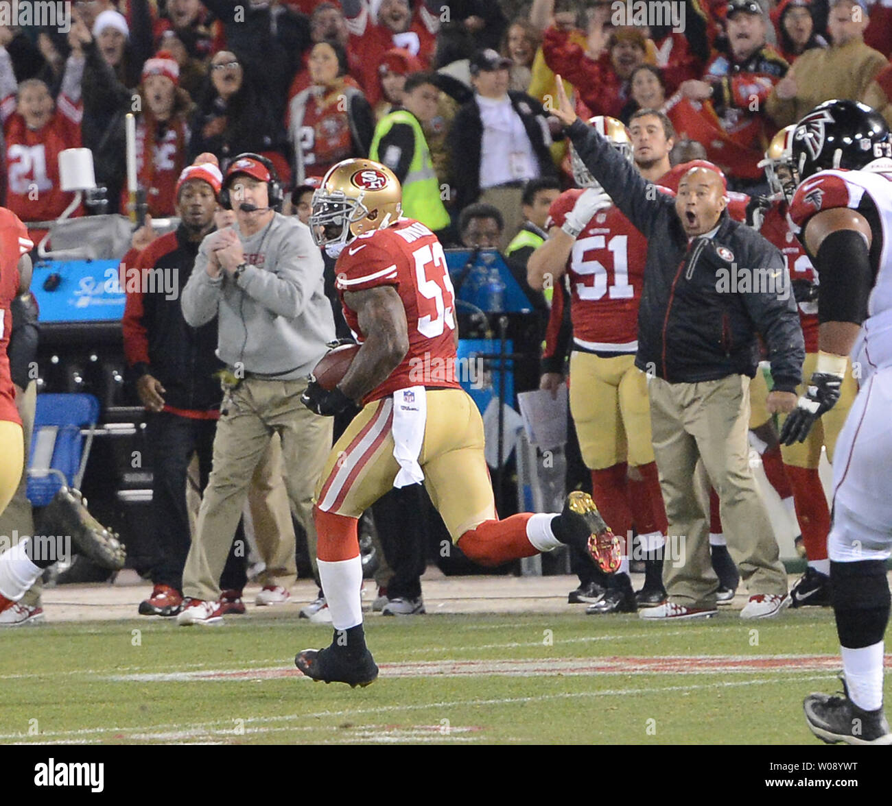 San Francisco 49ers NaVorro Bowman (53) Geht für die End Zone mit einem abgefangenen Pass aus Atlanta Falcons Matt Ryan im vierten Quartal bei Candlestick Park in San Francisco am 23. Dezember 2013. Die 49ers besiegten die Falken 34-24 in der letzten regulären Saison Spiel bei Candlestick Park gespielt. In der nächsten Saison der 49ers spielen an einem neuen Stadion in Santa Clara. UPI/Terry Schmitt Stockfoto