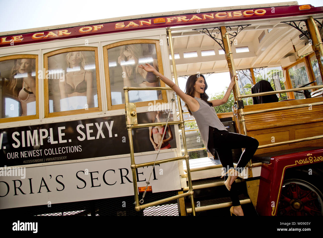 Super Modell, Lily Aldridge Wellen vor Victoria's Secret Store in San Francisco am 29. Juli 2014. UPI/Mohammad Kheirkhah Stockfoto