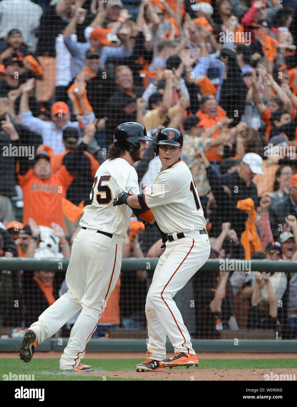 San Francisco Giants Brandon Crawford (L) feiert mit Mannschaftskameraden Joe Panik nach dem Scoring das Gewinnen laufen gegen die St. Louis Cardinals in der zehnten Inning von Spiel 3 der National League Championship Series bei AT&T Park in San Francisco am 14. Oktober 2014. San Francisco beat St. Louis 5-4 in 10 innings eine Reihe 2-1 Leitung zu nehmen. UPI/Terry Schmitt Stockfoto