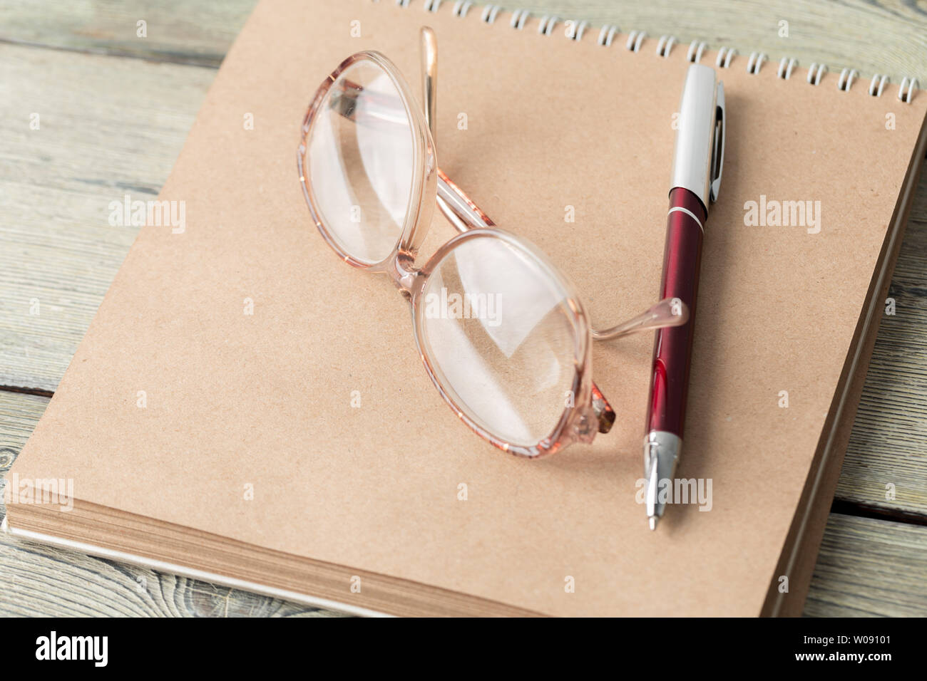 Notepad und Brillen auf den Tisch Stockfoto