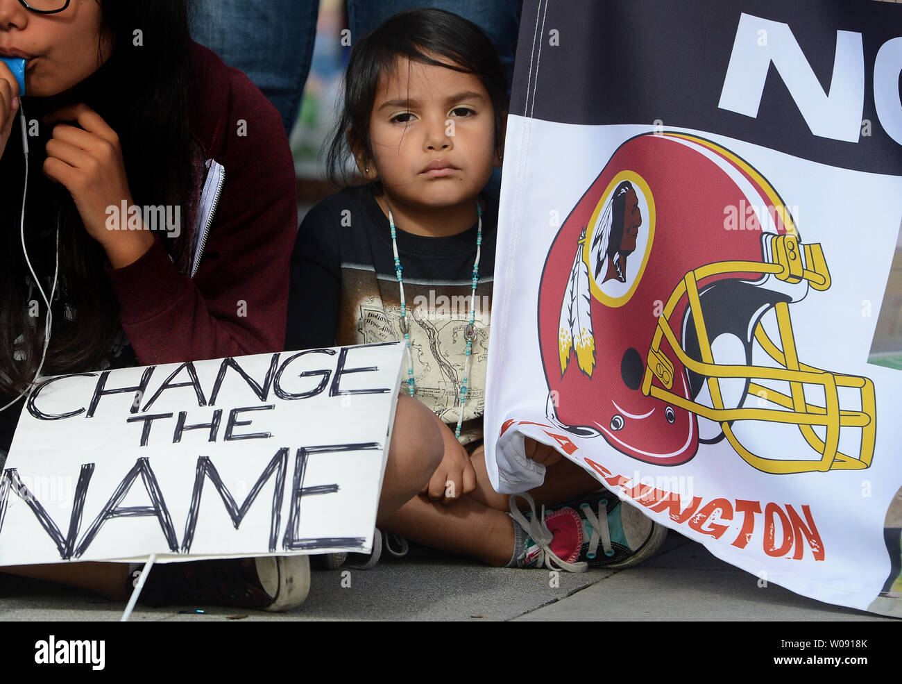 Gebürtige Amerikaner vor der Fans für die San Francisco 49ers gegen die Washington Redskins Spiel bei Levi's Stadion in Santa Clara, Kalifornien, am 23. November 2014 ankommen demonstrieren. Die Gruppe wurde aufgefordert die Redskins das Team Namen zu ändern. UPI/Terry Schmitt Stockfoto