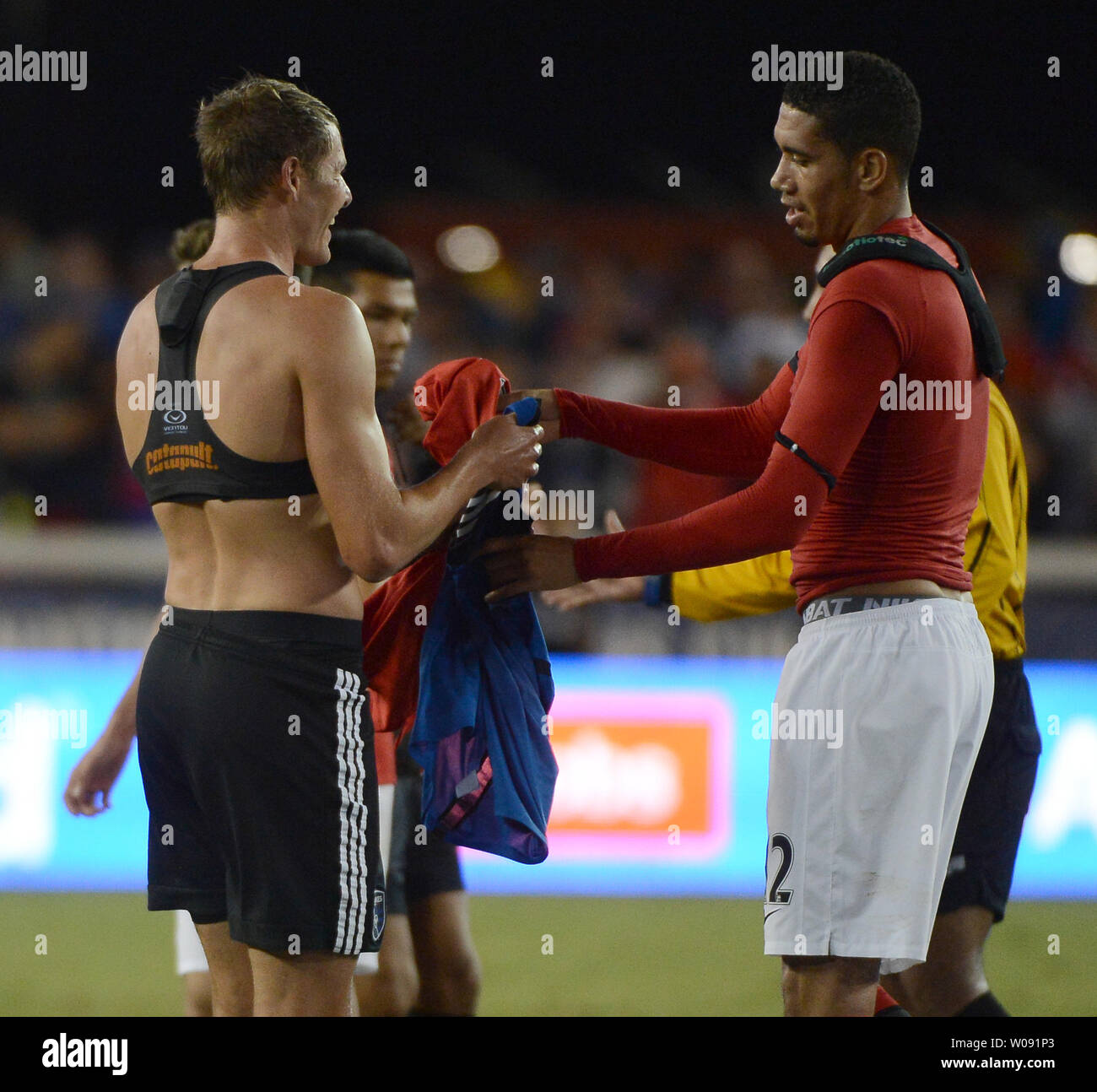 San Jose Earthquakes Adam Jahn (L) Austausch Jerseys mit Manchester United Chris Smalling nach dem Spiel in der internationalen Champions Cup 2015 Nordamerika bei Avaya Stadion in San Jose, Kalifornien, am 21. Juli 2015. Manchester besiegt San Jose 3-1. Foto von Terry Schmitt/UPI Stockfoto