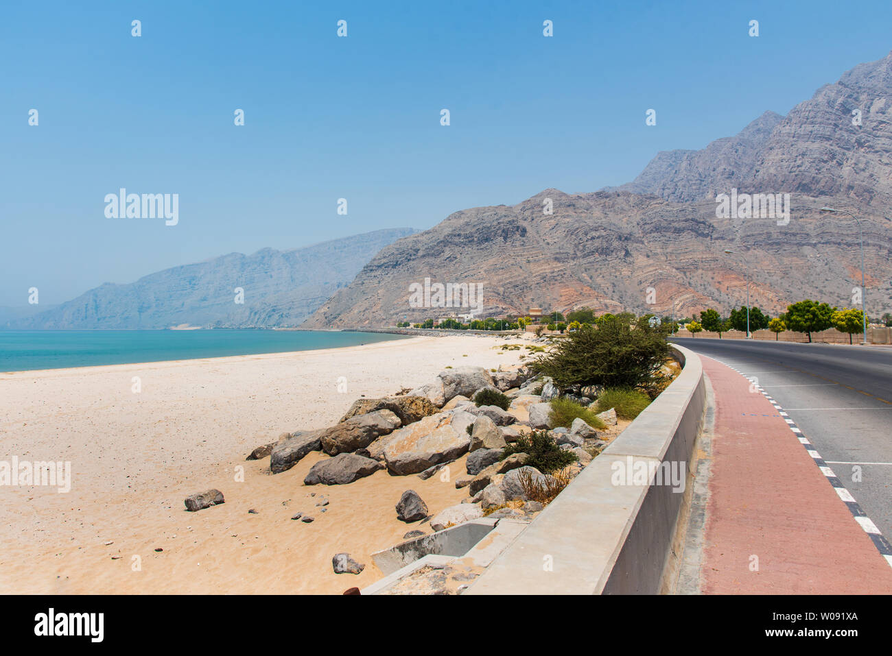 Malerische Küstenstraße in Musandam Governorate von Oman umgeben von Sandsteinen Stockfoto