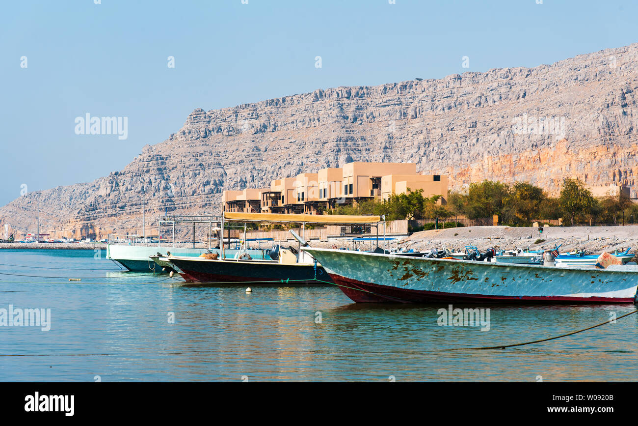 Ajman City Creek mit Booten und Desert Rock Landschaften im Oman Stockfoto