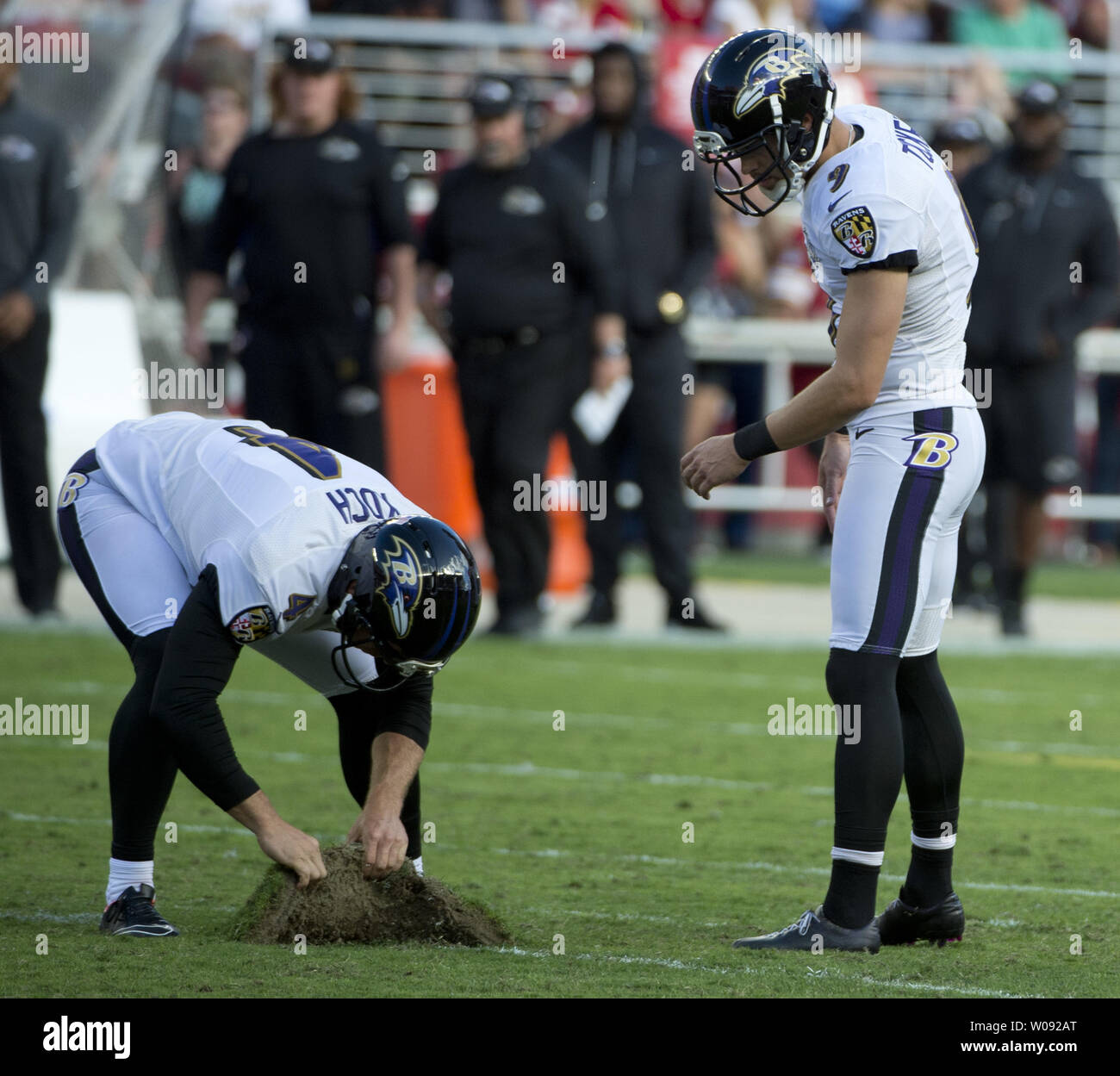 Baltimore Ravens Inhaber Sam Koch ersetzt ein divot als Kicker Justin Tucker (R) Uhren nach einer vermissten 45 Yard Field Goal Versuch im vierten Viertel gegen die San Francisco 49ers bei Levi's Stadion in Santa Clara, Kalifornien, am 18. Oktober 2015. Die schrecklichen Rasen am Levi's Stadion hat ein Problem für den Veranstaltungsort für Super Bowl 50. Foto von Terry Schmitt/UPI Stockfoto