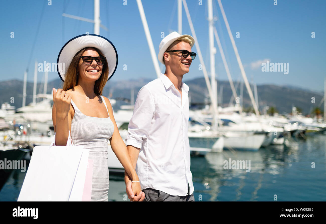 Glückliches Paar auf Sommer Urlaub Shopping und Sightseeing Stockfoto