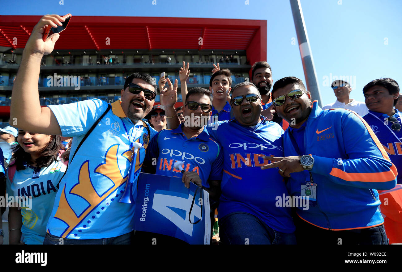 Indien Fans zeigen Unterstützung für Ihr Team in der steht vor dem ICC Cricket World Cup group Phase Match im Emirates Old Trafford, Manchester. Stockfoto