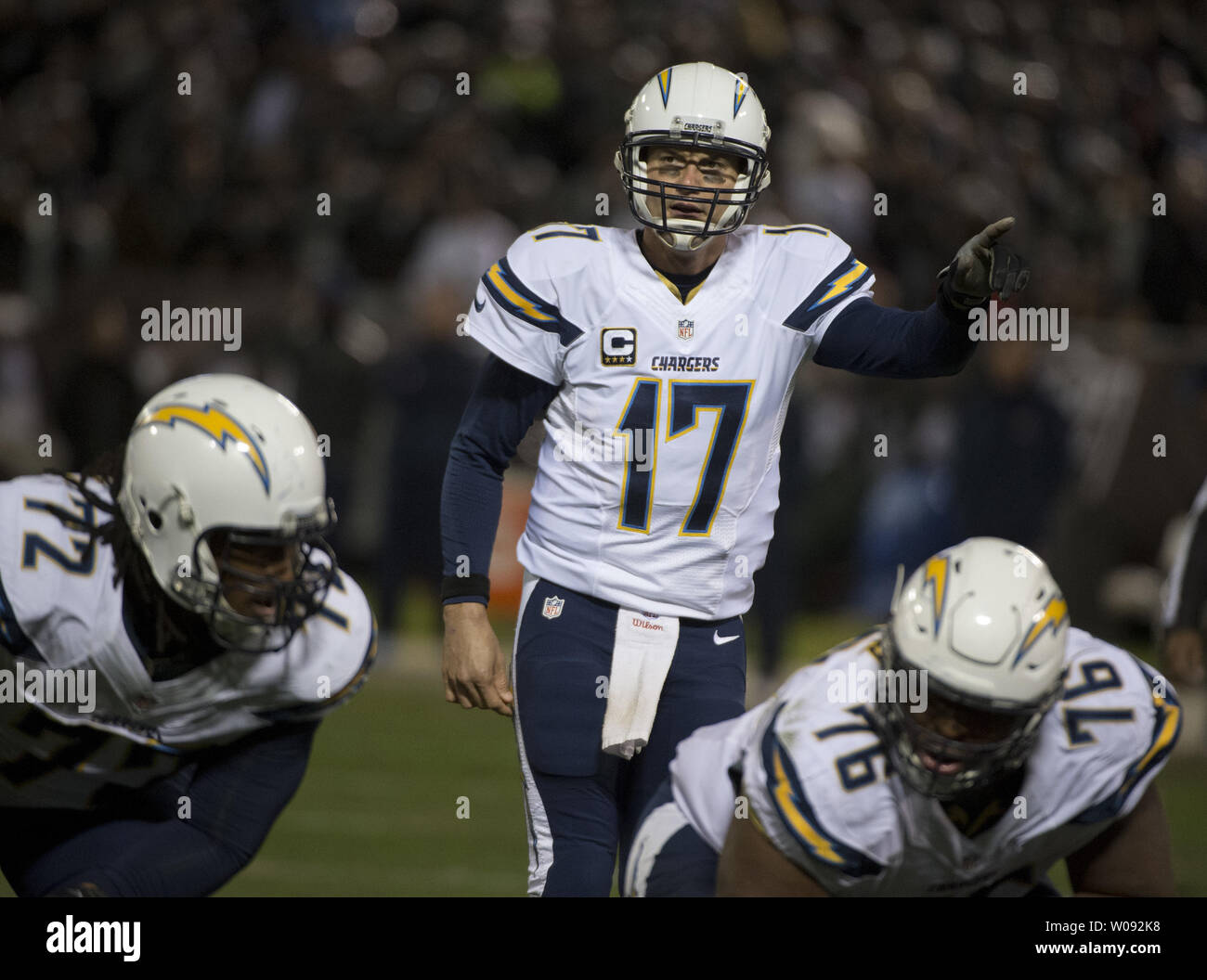 San Diego Aufladeeinheiten Quarterback Phillip Flüsse (17) gibt eine Sperrung Belegung an der Linie im zweiten Viertel gegen die Oakland Raiders an O. co Coliseum in Oakland, Kalifornien am 24. Dezember 2015. Die Räuber besiegt die Ladegeräte 23-20 in den überstunden. Foto von Terry Schmitt/UPI Stockfoto