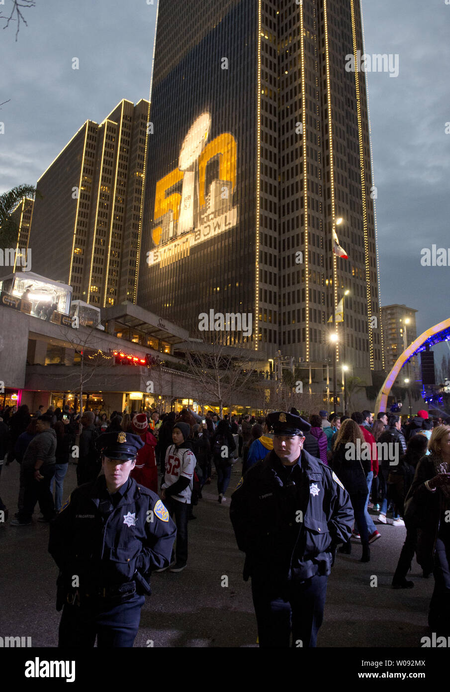 Streife in Super Bowl Stadt, Festplatz entlang dem Embarcadero in San Francisco am 30 Januar, 2016 gebaut. Die einwöchige Partei ist von San Francisco Feier für Super Bowl 50, in Santa Clara, Kalifornien. Foto von Terry Schmitt/UPI Stockfoto