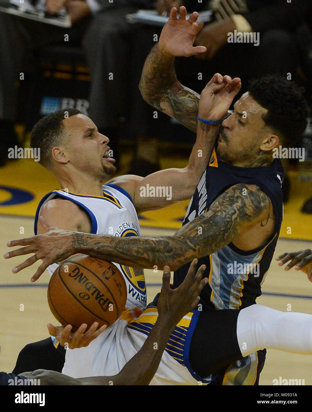 Golden State Warriors Stephen Curry (30) ist auf dem Weg zum Korb von Memphis Grizzles Matt Barnes in der Oracle Arena in Oakland, Kalifornien am 13. April 2016 verschmutzt ist. Curry einen Rekord für drei Zeiger in einer Jahreszeit und die Krieger brach die Saison gewinnen Aufzeichnung für 20 Jahre von der Chicago Bulls statt. Foto von Terry Schmitt/UPI Stockfoto