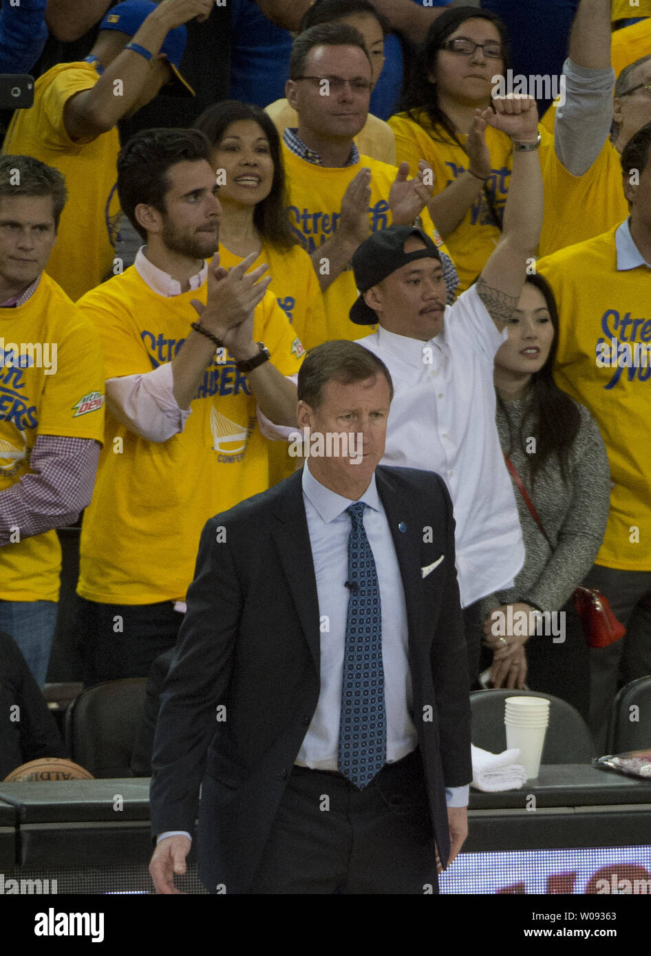 Portland Trail Blazers Haupttrainer Terry Stotts Uhren ungerührt wie die Golden State Warriors voran in der vierten Periode von Spiel 2 der NBA Western Semis in der Oracle Arena in Oakland, Kalifornien am 3. Mai 2016 ziehen. Die Krieger von hinten kam im vierten Zeitraum die Trail Blazers 110-99 zu schlagen. Foto von Terry Schmitt/UPI Stockfoto