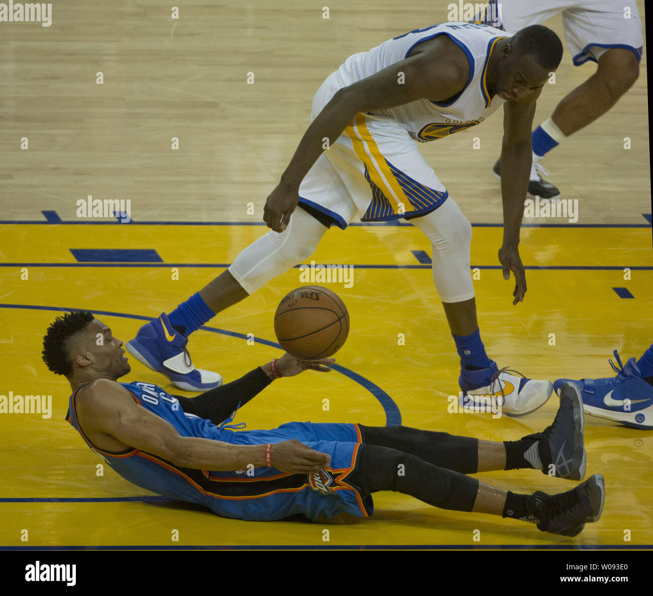 Oklahoma City Thunder Russell Westbrook (0) Fällt das Verlieren der Kugel als Golden State Warriors' Draymond Grün (23) in der dritten Periode von Spiel 2 der NBA Western Conference Finals Uhren in der Oracle Arena in Oakland, Kalifornien am 18. Mai 2016. Die Krieger über Blitz 118-91, selbst die Reihe bei einem Spiel pro stück gerollt. Foto von Terry Schmitt/UPI Stockfoto