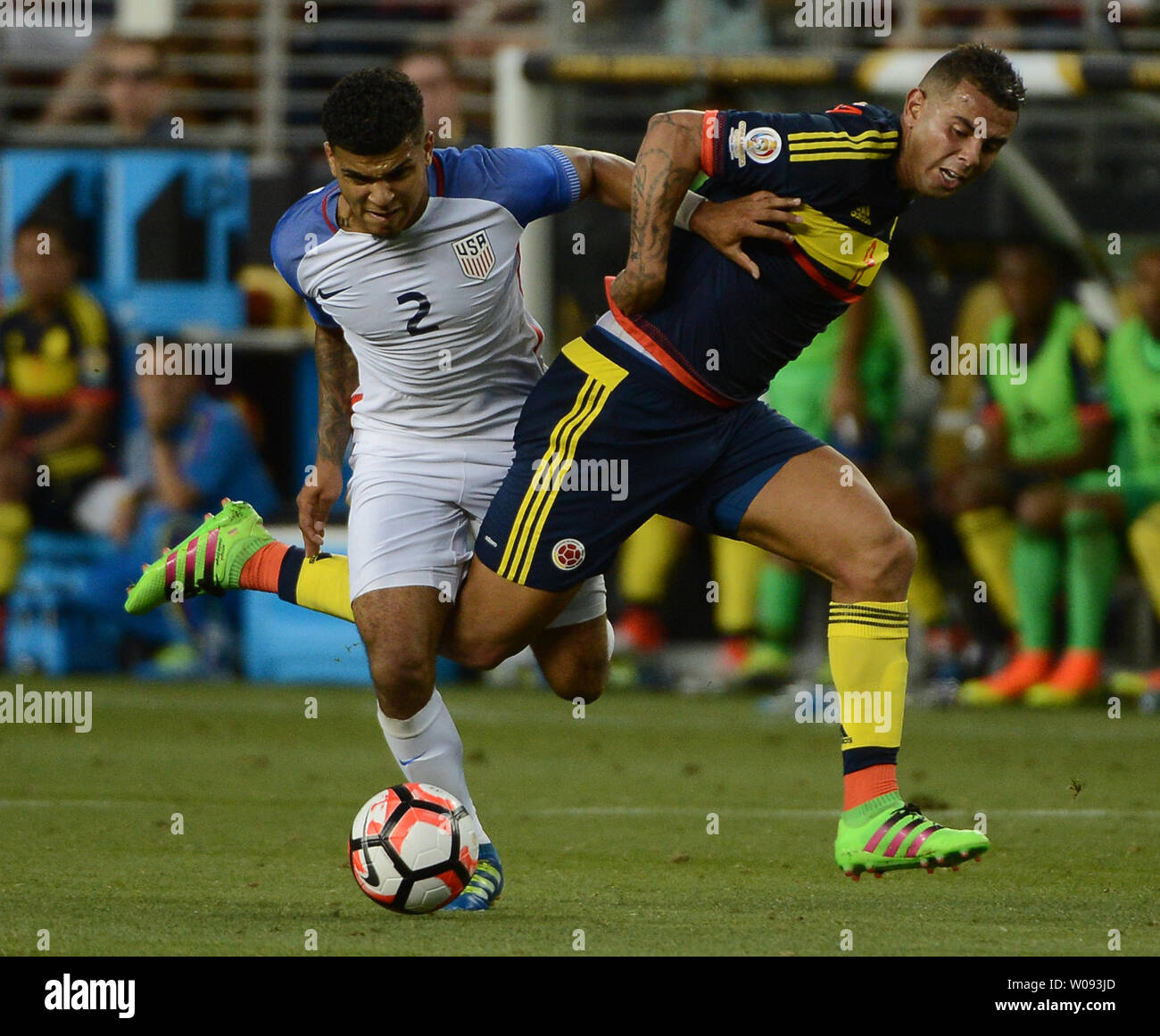 Die USA DeAndre Yedin (2) und Kolumbien Edwin Cardona (8) Wirrwarr über den Ball in der zweiten Hälfte an der Copa America Centenario bei Levi's Stadion in Santa Clara, Kalifornien, am 3. Juni 2016. Kolumbien gewann 2-0. Foto von Terry Schmitt/UPI Stockfoto