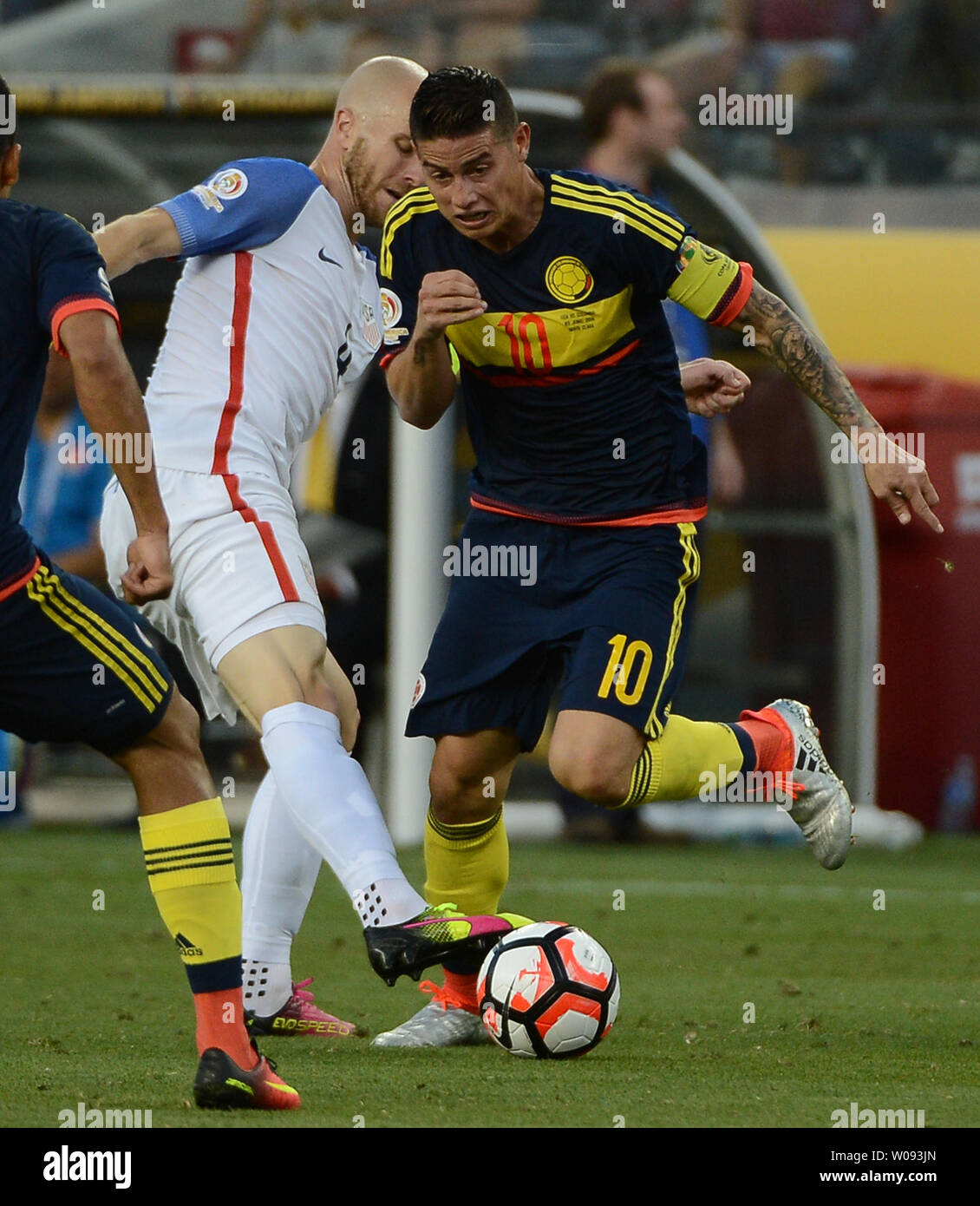 Die USA Michael Bradley (L) stiehlt die Kugel von der Kolumbianischen James Rodriguez (10) in der zweiten Hälfte an der Copa America Centenario bei Levi's Stadion in Santa Clara, Kalifornien, am 3. Juni 2016. Kolumbien gewann 2-0. Foto von Terry Schmitt/UPI Stockfoto