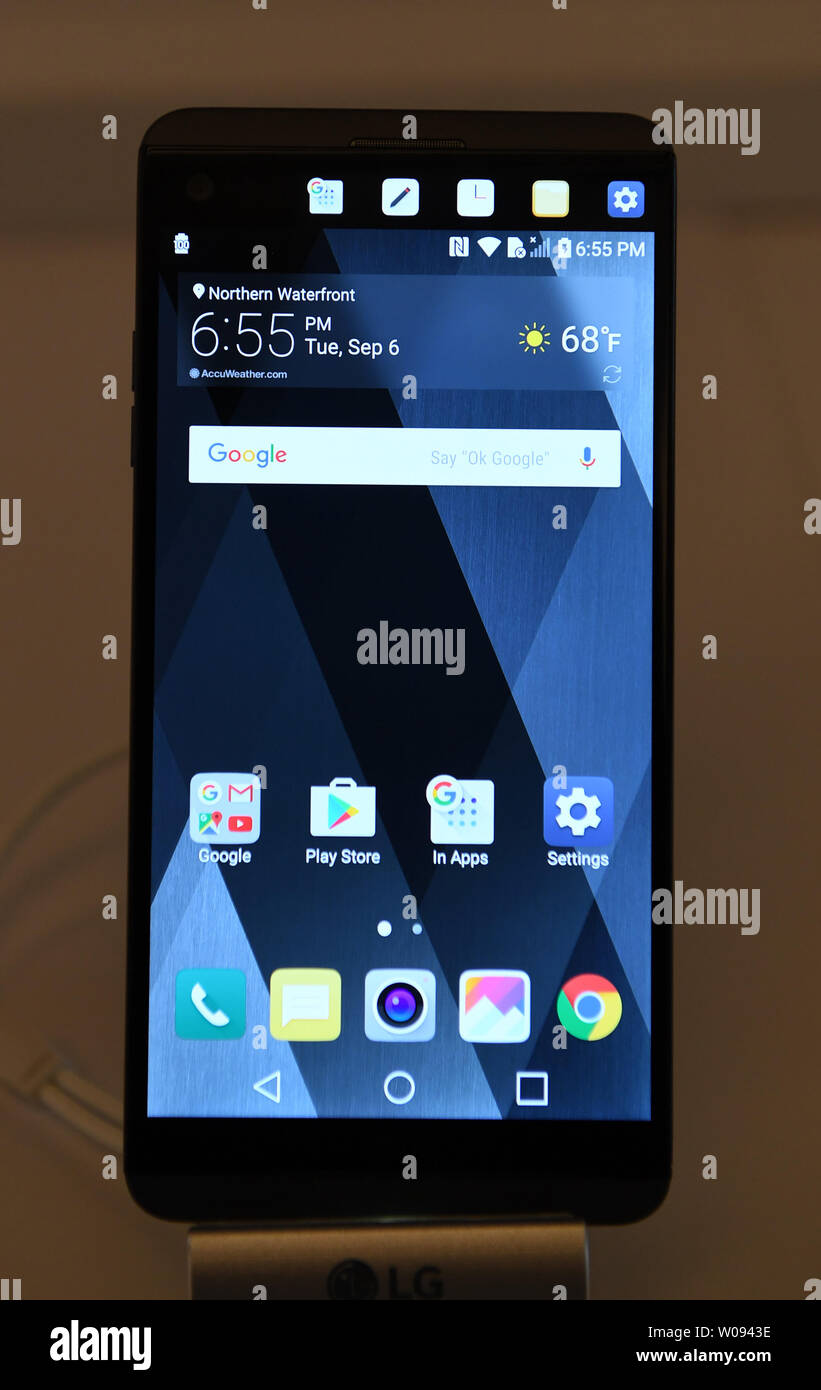 Eine Ausstellung zeigt neue Smart Phone von LG, die V20 in San Francisco am 6. September 2016. Das neue Gerät verfügt über eine Reihe von Innovationen, darunter drei Mikrofone, Weitwinkelobjektive und Hi-Fi Quad DAC Audio. Foto von Terry Schmitt/UPI Stockfoto
