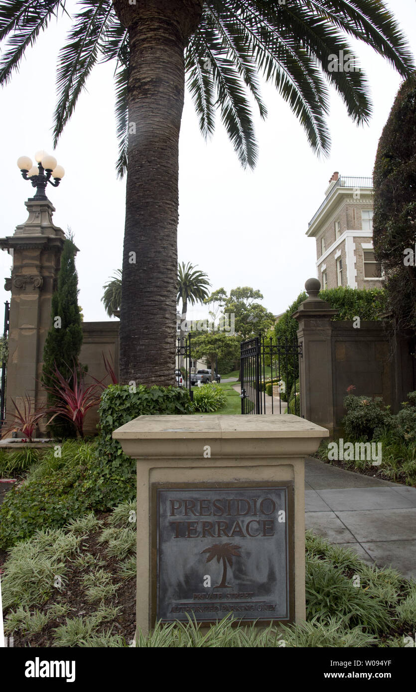 Eine Bronzeplakette markiert den Stadtteil Presidio Terrasse auf einer privaten Straße im Richmond District von San Francisco am 9. August 2017. Ein Silicon Valley Paar, Tina Lam und Michael Cheng, kaufte die Straße mit Villen an einer Steuer Auktion gefüttert für $ 90.000, unbeknownst zu den Bewohnern der privaten cul-de-sac. Mittlere Preis für die Häuser auf der anderen Straßenseite ist $ 5,1 Millionen. Foto von Terry Schmitt/UPI Stockfoto