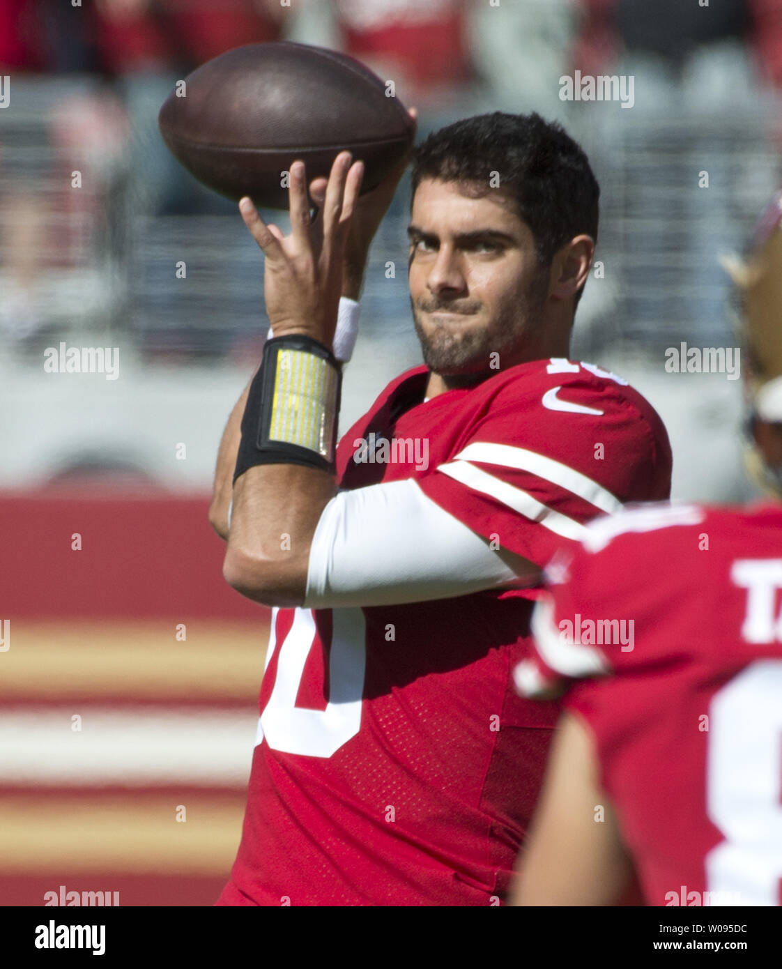 San Francisco 49ers neue Akquisition quarterback Jimmy Garoppolo erwärmt die Arizona-kardinäle bei Levi's Stadion in Santa Clara, Kalifornien, am 5. November 2017 zu spielen. Garoppolo wurde gerade von den New England Patriots. Foto von Terry Schmitt/UPI Stockfoto