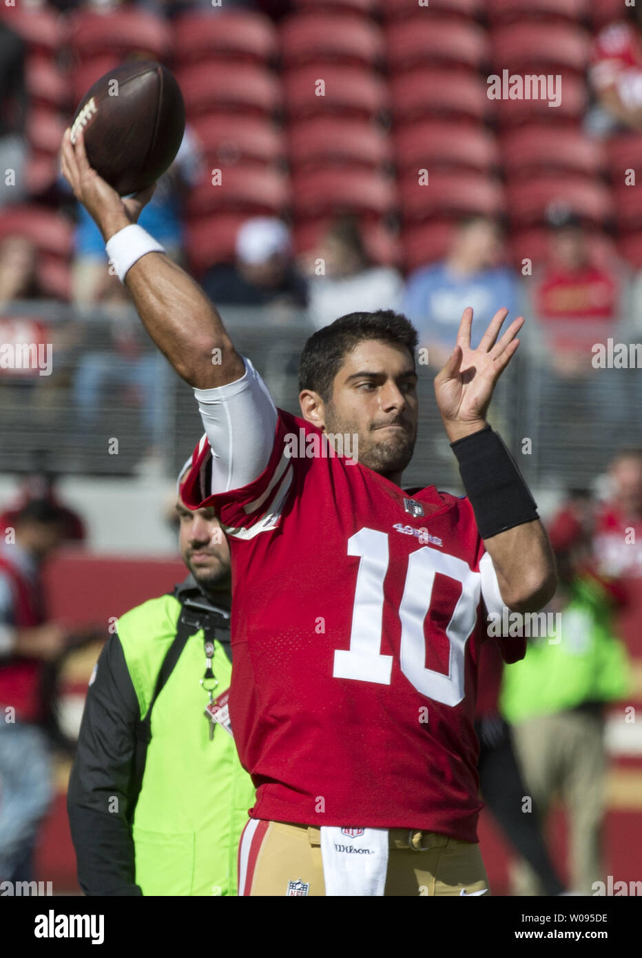 San Francisco 49ers neue Akquisition quarterback Jimmy Garoppolo erwärmt die Arizona-kardinäle bei Levi's Stadion in Santa Clara, Kalifornien, am 5. November 2017 zu spielen. Garoppolo wurde gerade von den New England Patriots. Foto von Terry Schmitt/UPI Stockfoto