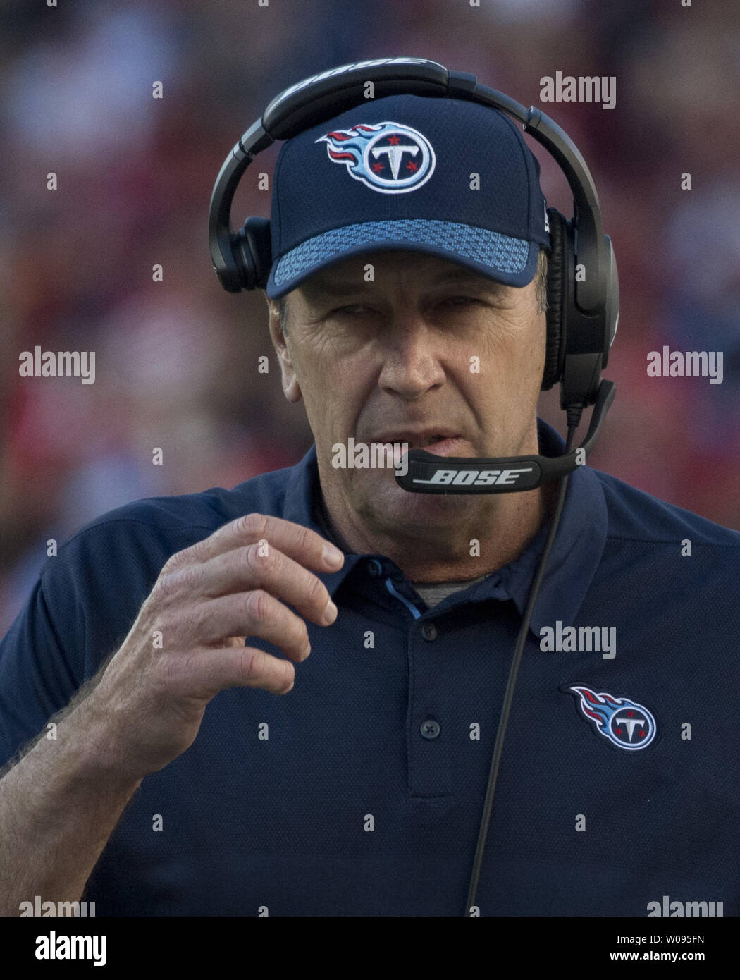 Tennessee Titans Head Coach Mike Mularkey den Nebenerwerben im dritten Quartal gegen die San Francisco 49ers bei Levi's Stadion in Santa Clara, Kalifornien, am 17. Dezember 2017 arbeitet. Die 49ers besiegten die Titans 25-23 auf einem letzten zweiten Feld Ziel. Foto von Terry Schmitt/UPI Stockfoto