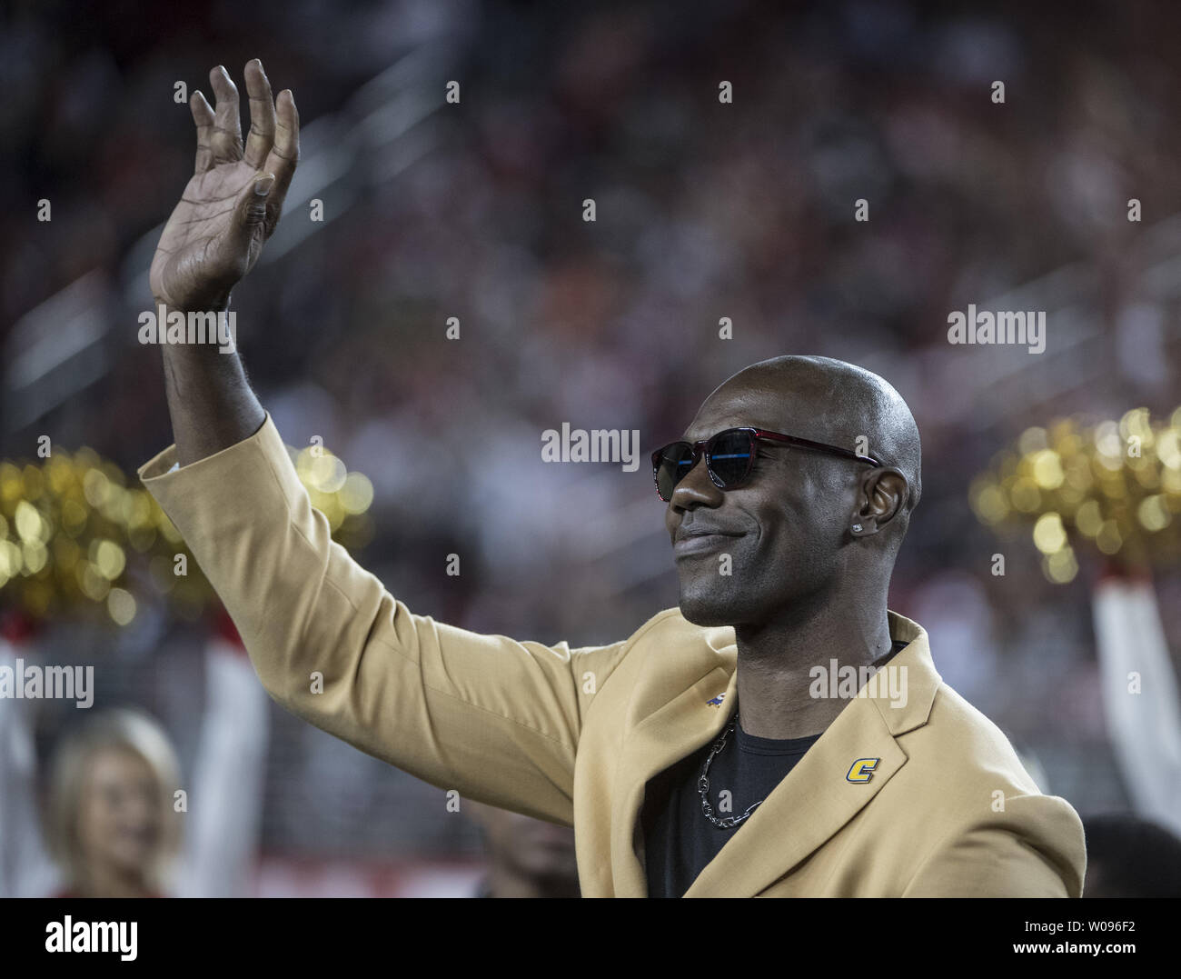 Hall of Fame Spieler und ehemalige San Francisco 49ers wide receiver Terrell Owens Wellen in einer Halbzeit Zeremonie, wo er seine Hall of Fame Ring an Levi's Stadion in Santa Clara, Kalifornien, am 1. November 2018 erhalten. Foto von Terry Schmitt/UPI Stockfoto