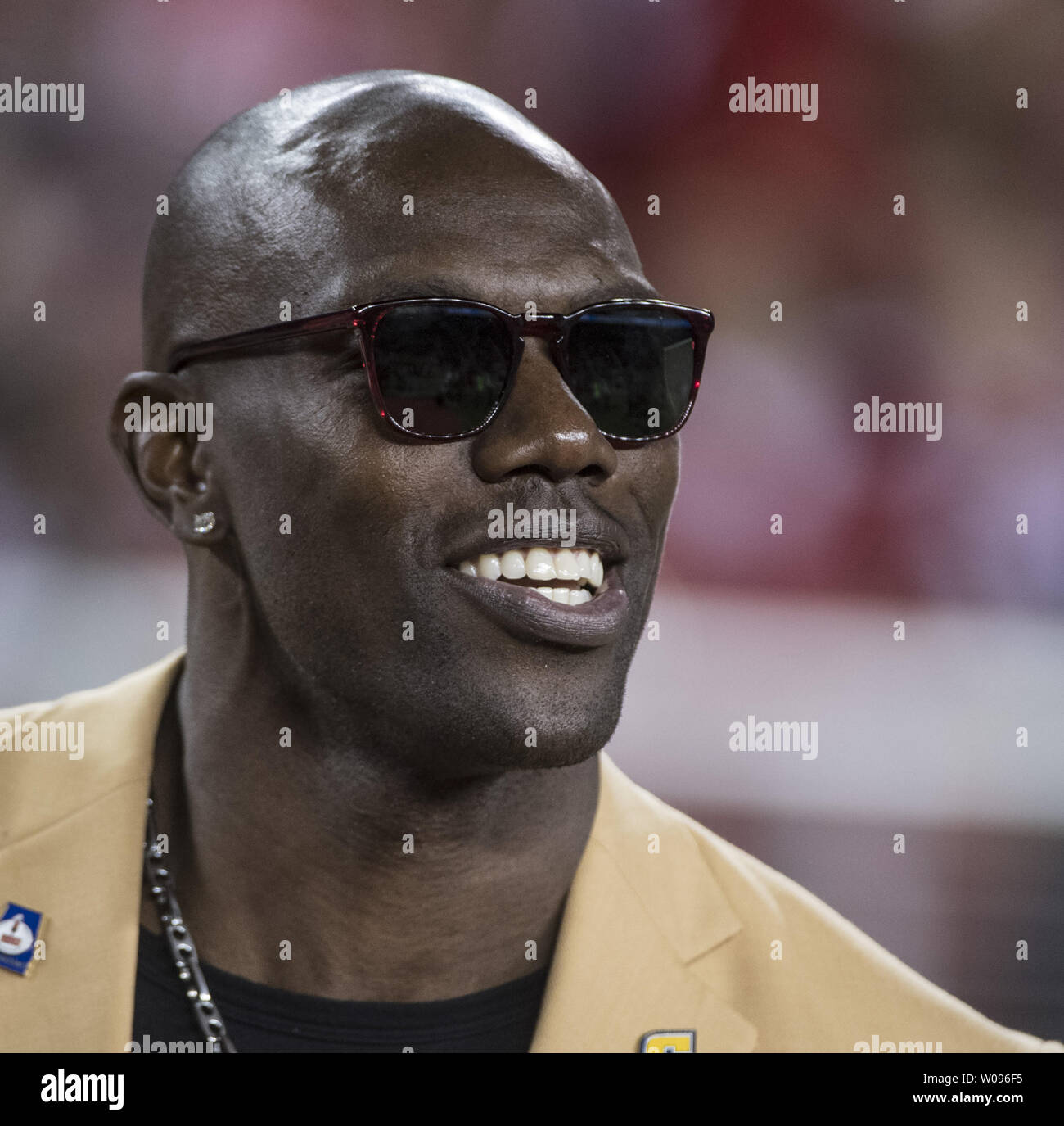 Hall of Fame Spieler und ehemalige San Francisco 49ers wide receiver Terrell Owens lächelt eine Halbzeit Zeremonie, wo er seine Hall of Fame Ring an Levi's Stadion in Santa Clara, Kalifornien, am 1. November 2018 erhalten. Foto von Terry Schmitt/UPI Stockfoto