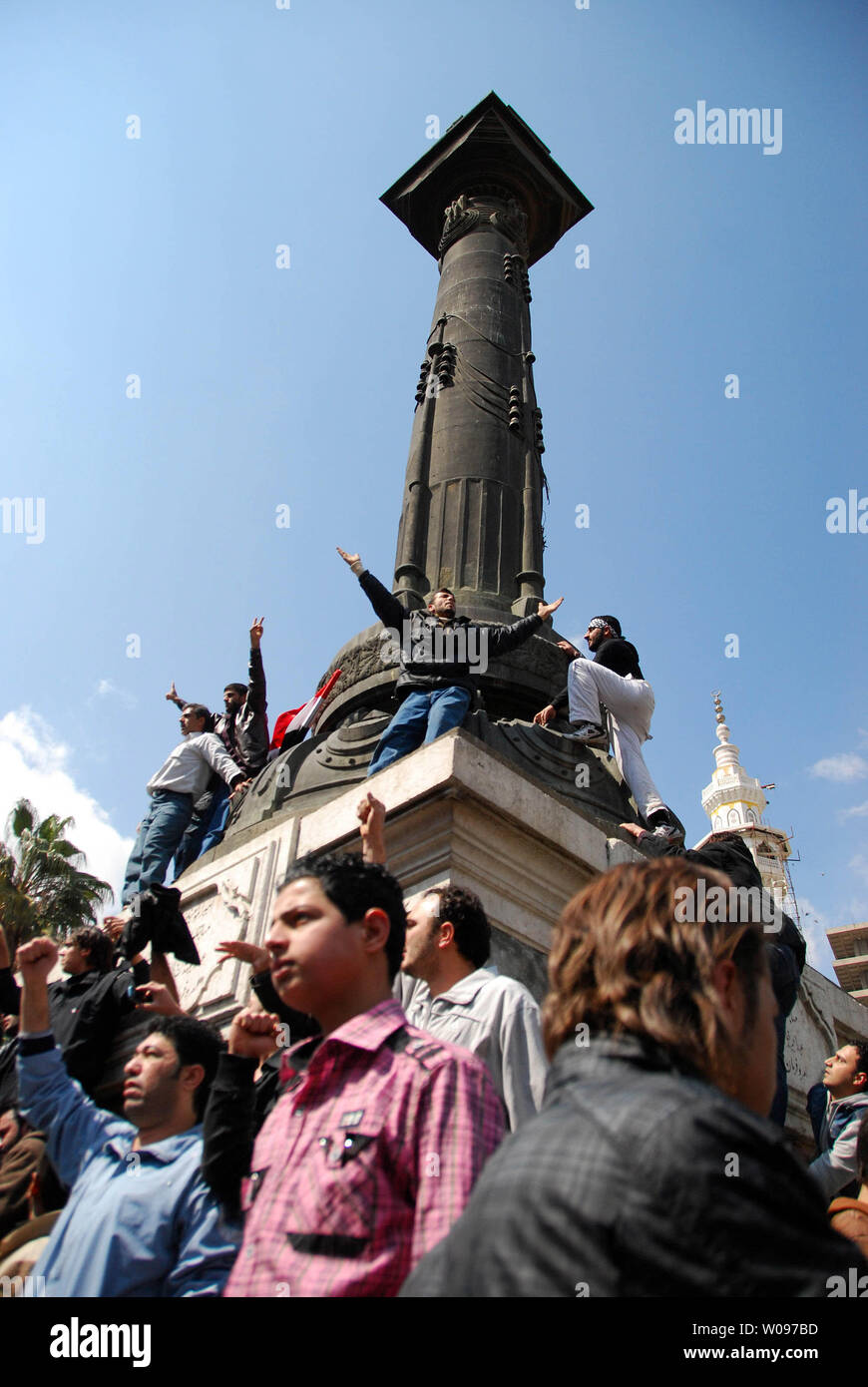 Anti-syrischen Regierung Protesters shout Slogans während einer Demonstration am Souk Al-Hamadiyeh Straße am Freitag, 25. März 2011, nach Freitag Gebete bei Omayyed Moschee im Zentrum der Altstadt von Damaskus in Syrien. Hunderte von syrer Demonstranten skandierten Parolen fordern die Absetzung des syrischen Präsidenten Baschar al-Assad. UPI/Ali Bitar Stockfoto