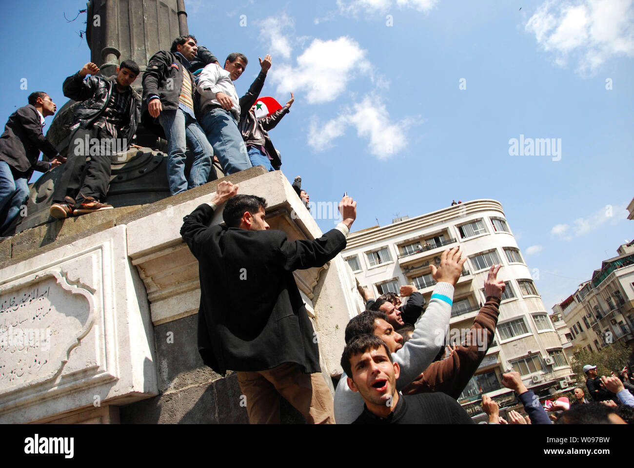 Anti-syrischen Regierung Protesters shout Slogans während einer Demonstration am Souk Al-Hamadiyeh Straße am Freitag, 25. März 2011, nach Freitag Gebete bei Omayyed Moschee im Zentrum der Altstadt von Damaskus in Syrien. Hunderte von syrer Demonstranten skandierten Parolen fordern die Absetzung des syrischen Präsidenten Baschar al-Assad. UPI/Ali Bitar Stockfoto