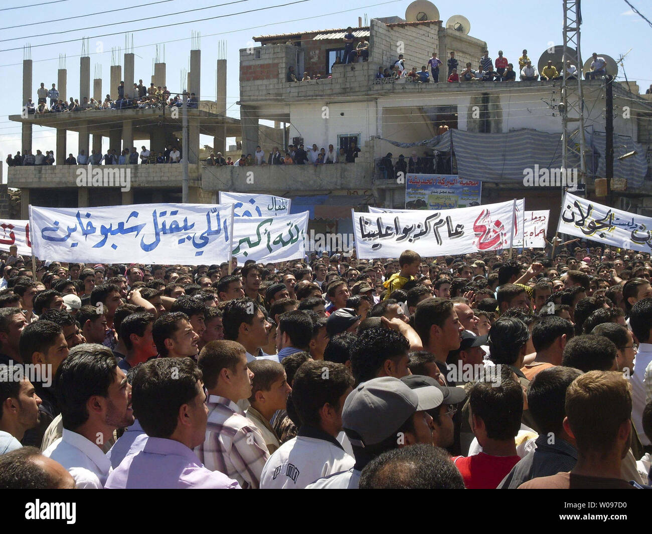 Syrische regierungsfeindlichen Demonstranten halten einen Protest Aufruf für das Ende der Aufruf für ein Ende des Regimes von Präsident Baschar al-Assad in Nawa, Darra Stadt, Syrien, am 6. Mai 2011. UPI Stockfoto
